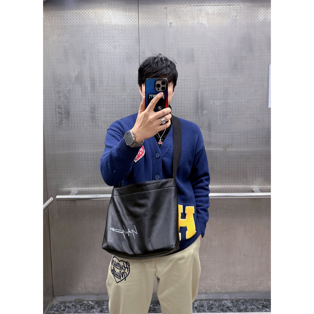 Human Made Low Gauge Knit Cardigan Blue, Louis Vuitton LV Trainer Sneaker White 착용 스타일 - 3