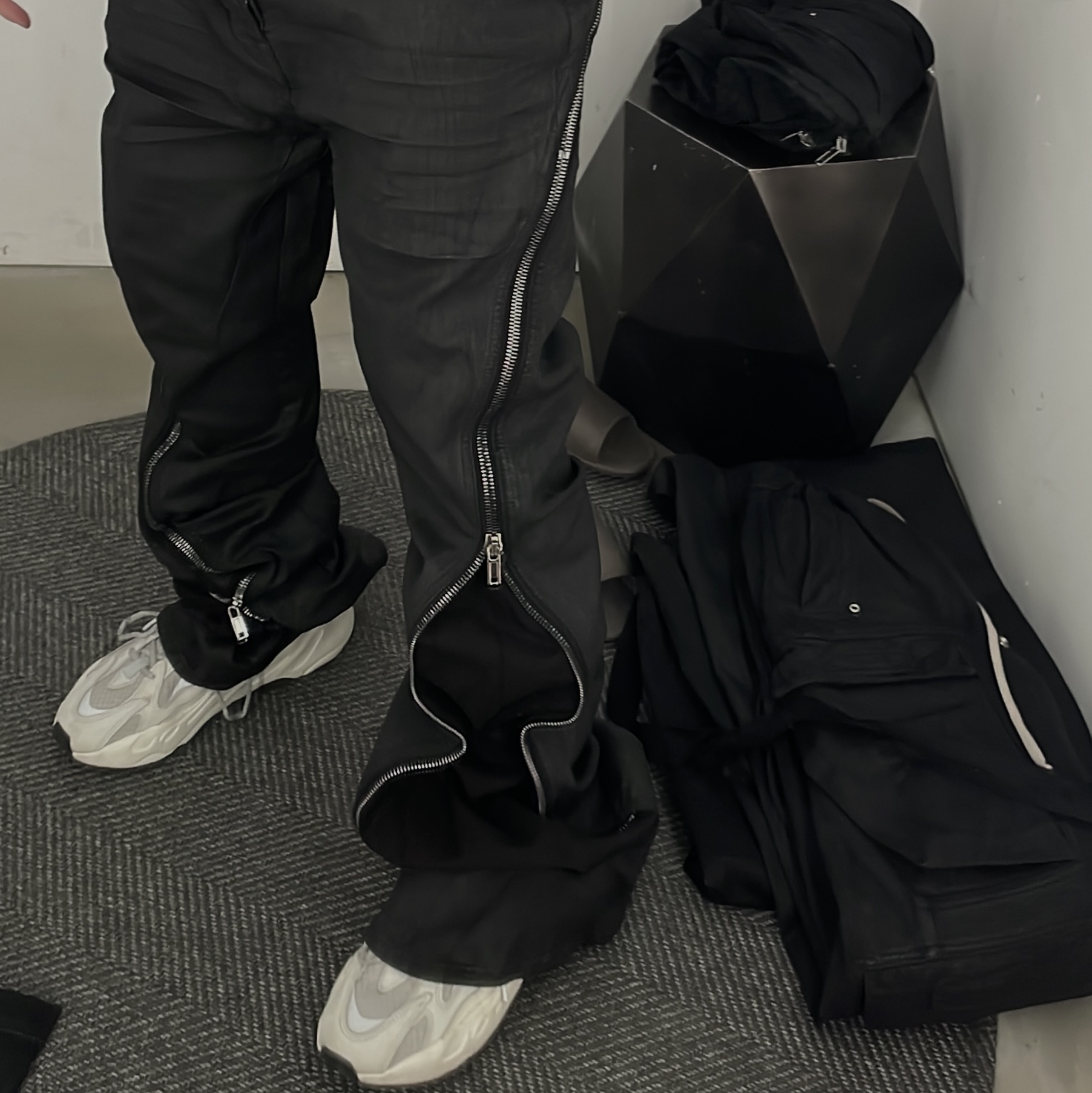 Rick Owens Drkshdw Porterville Bolan Banana Pants in Wax Stretch Denim Black 착용 스타일