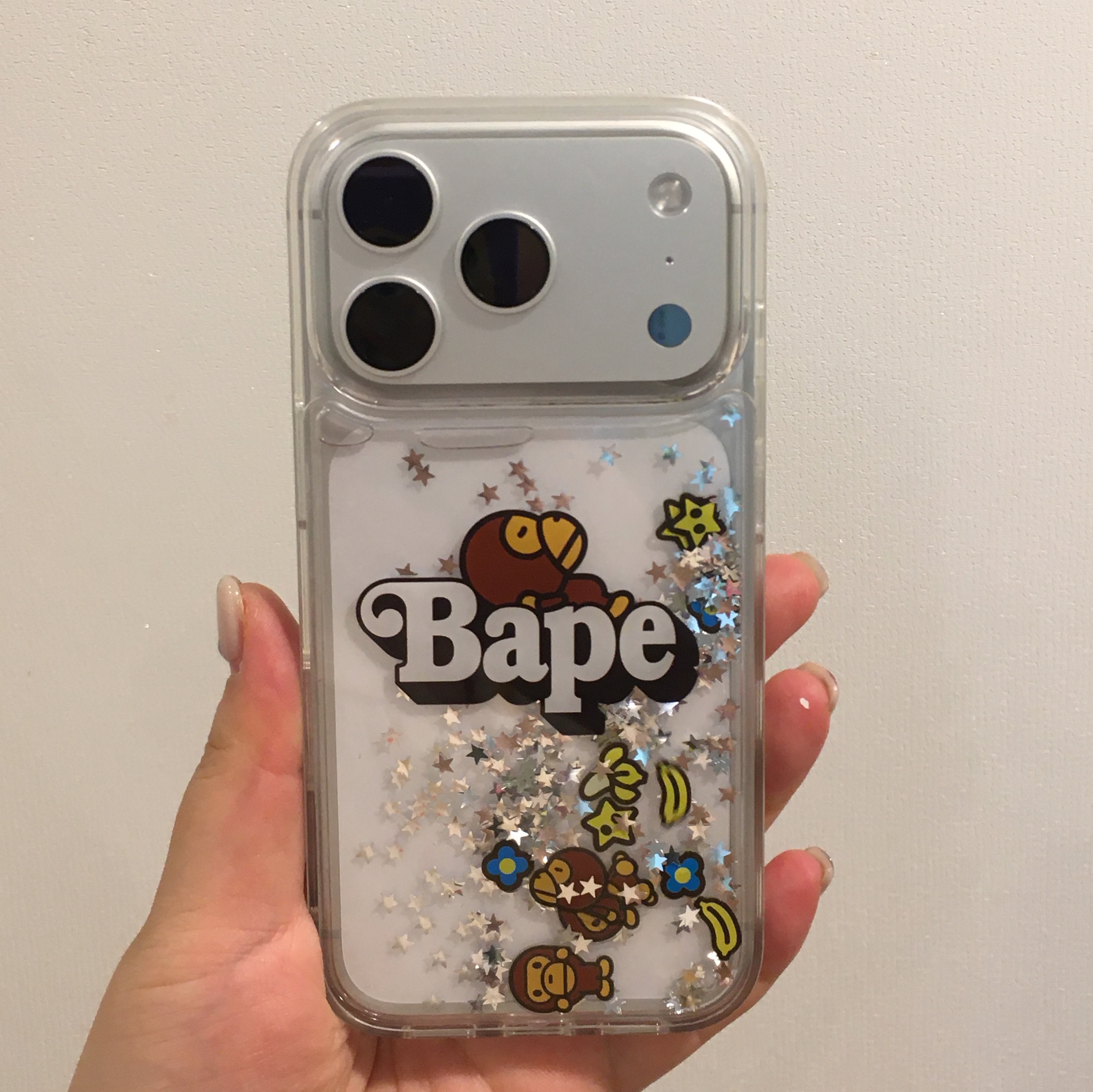 BAPE Baby Milo Glitter iPhone 17 Pro Case Clear 착용 스타일 - 1