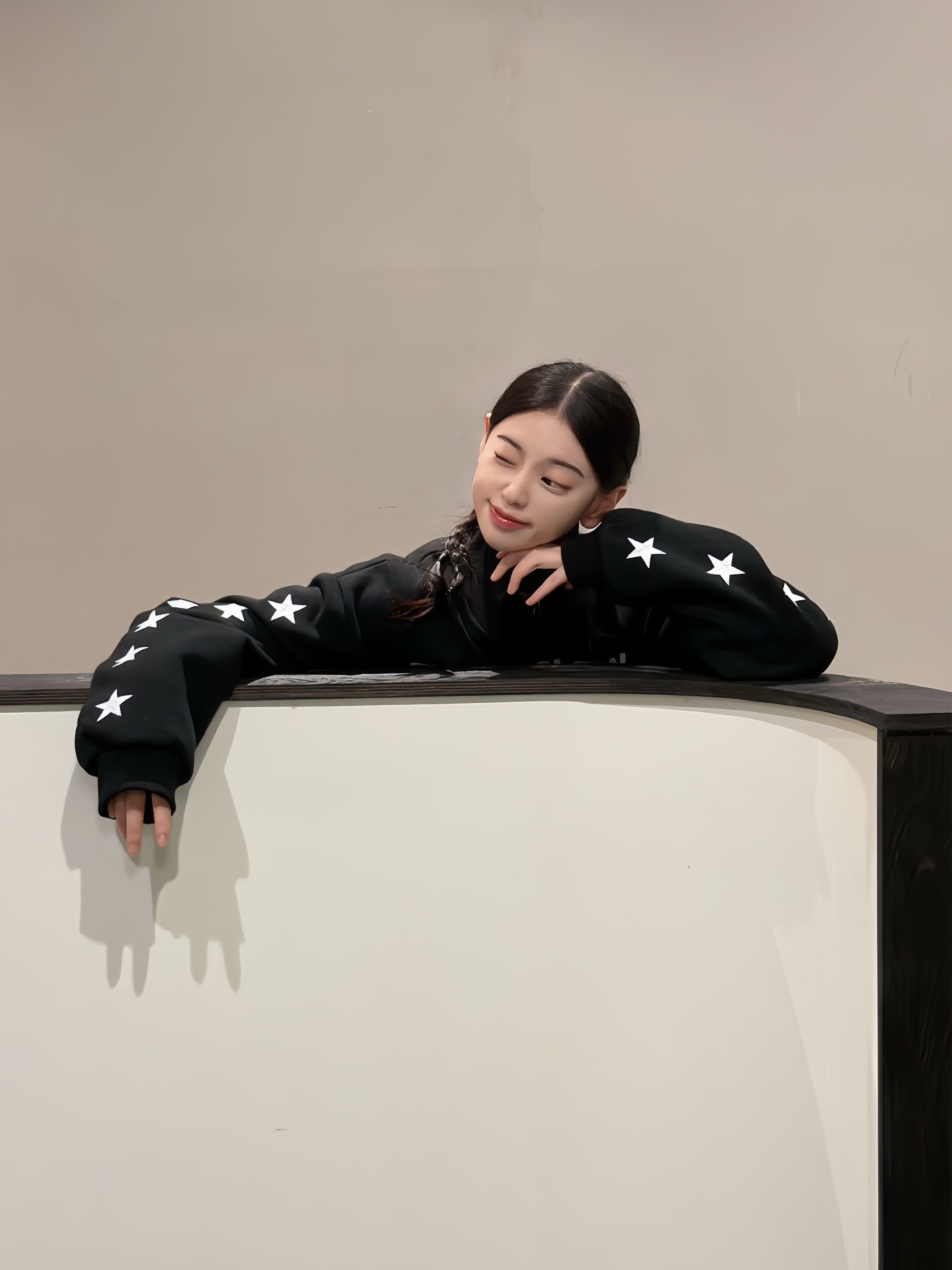 SLOW RECORD HOUSE Typo Star Track Zip-Up_Black 착용 스타일 - 6