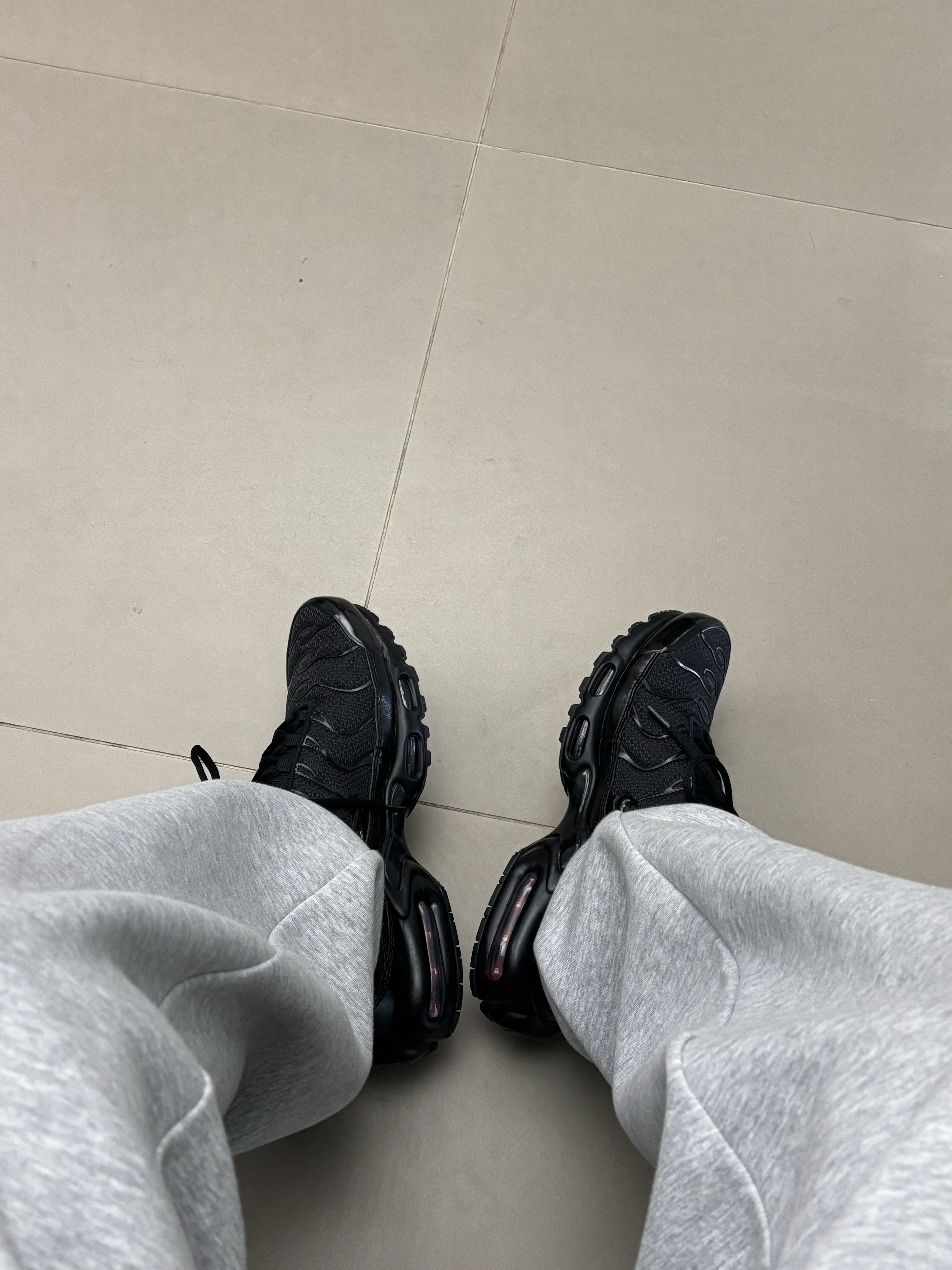 Nike Air Max Plus Triple Black 착용 스타일