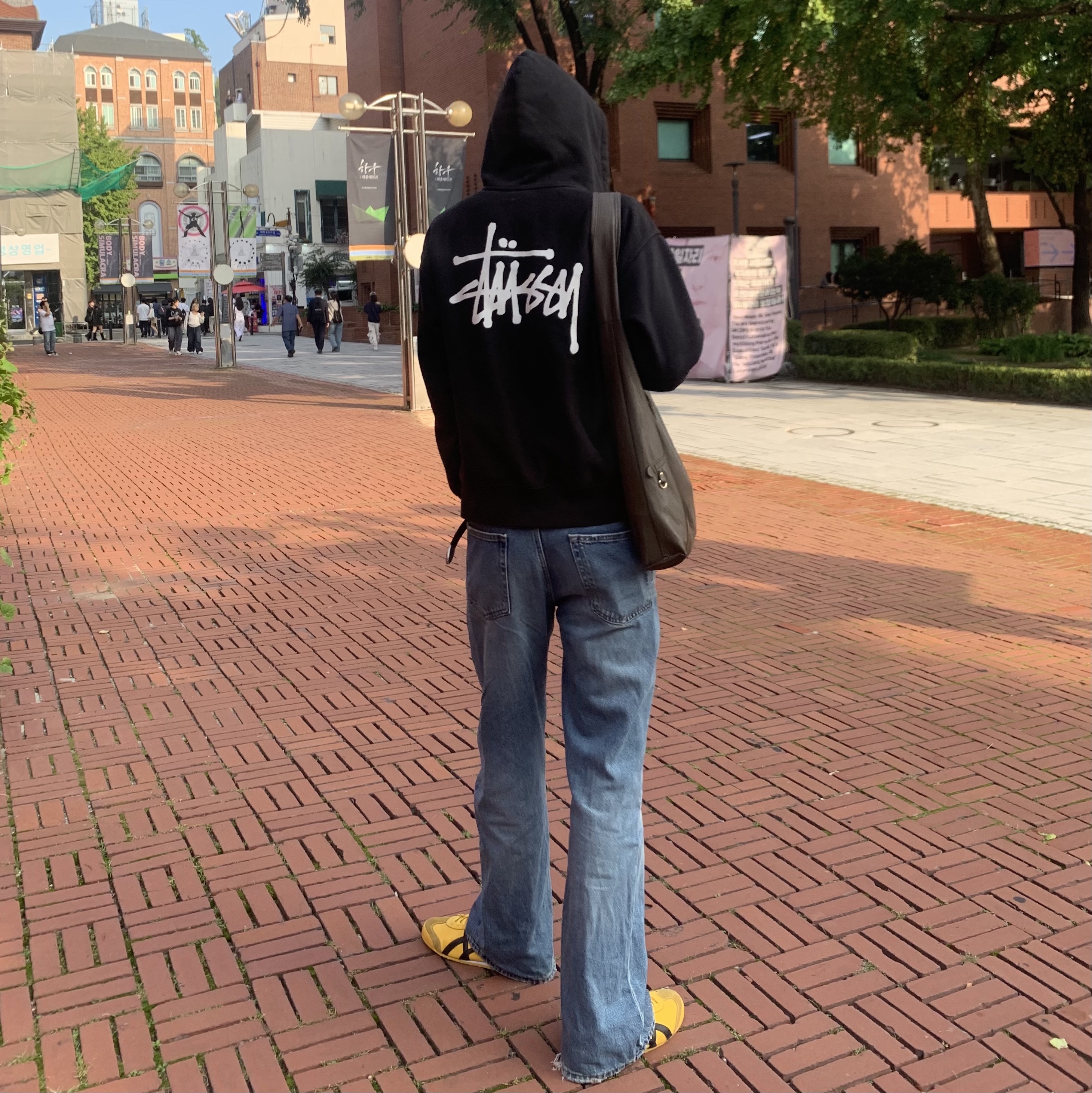 Stussy Basic Stussy Hoodie Black, Onitsuka Tiger Mexico 66 Yellow Black 착용 스타일