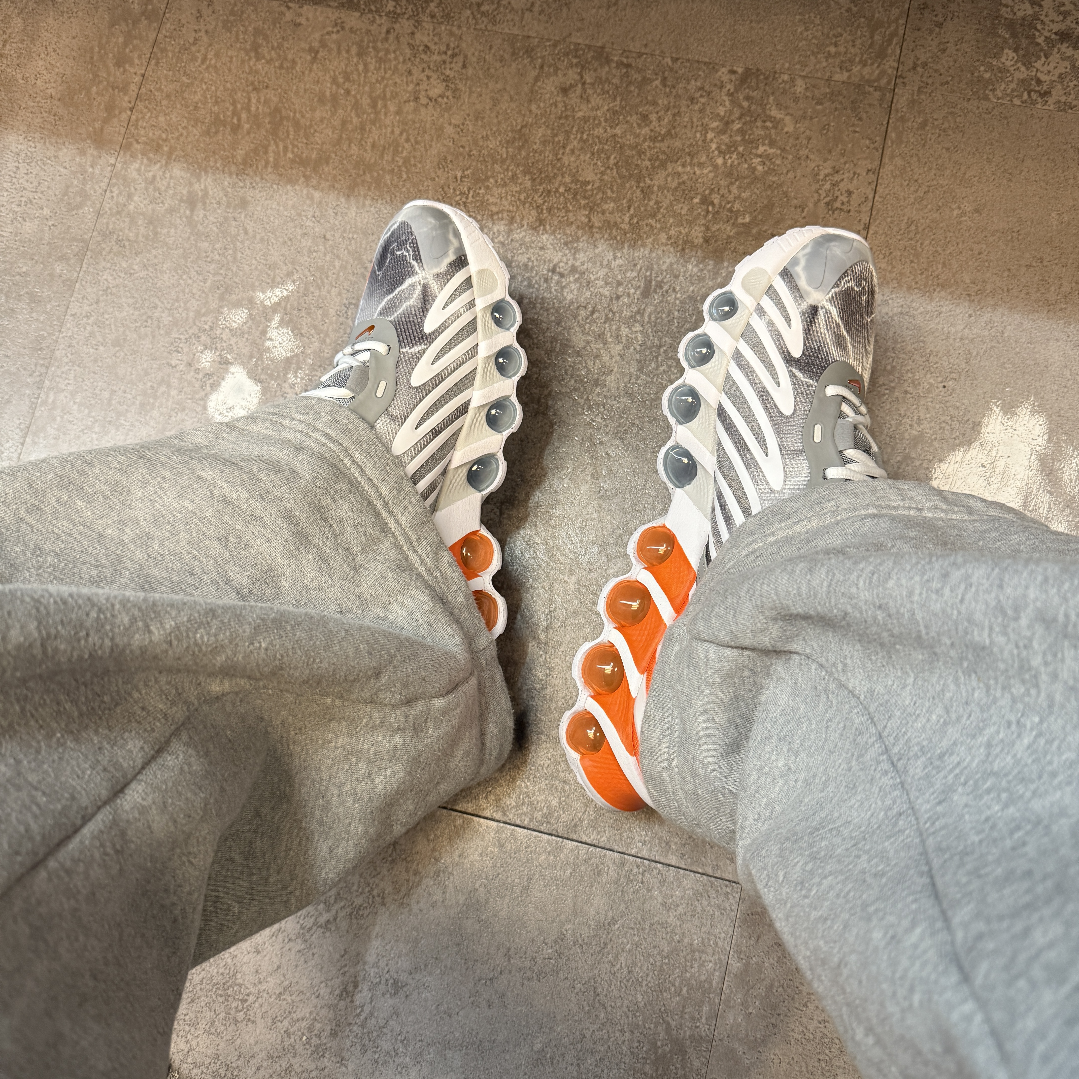 Nike x Palace Air Max Dn8 Dusty Grey Safety Orange Particle Grey White 착용 스타일