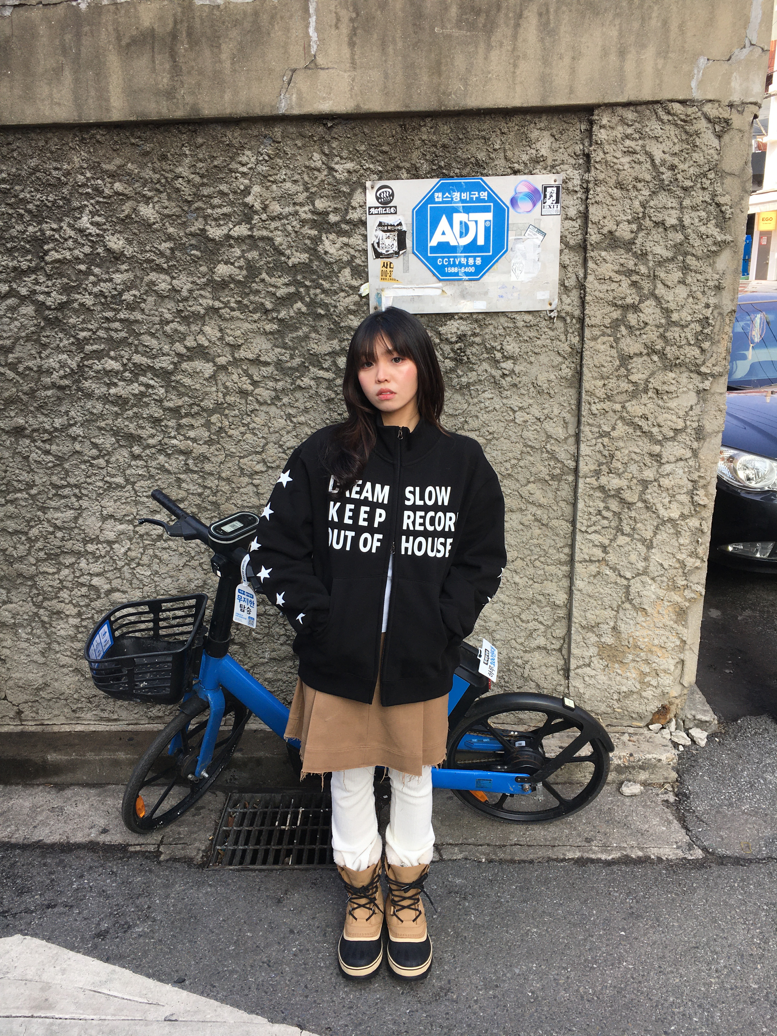 SLOW RECORD HOUSE Typo Star Track Zip-Up_Black 착용 스타일 - 5