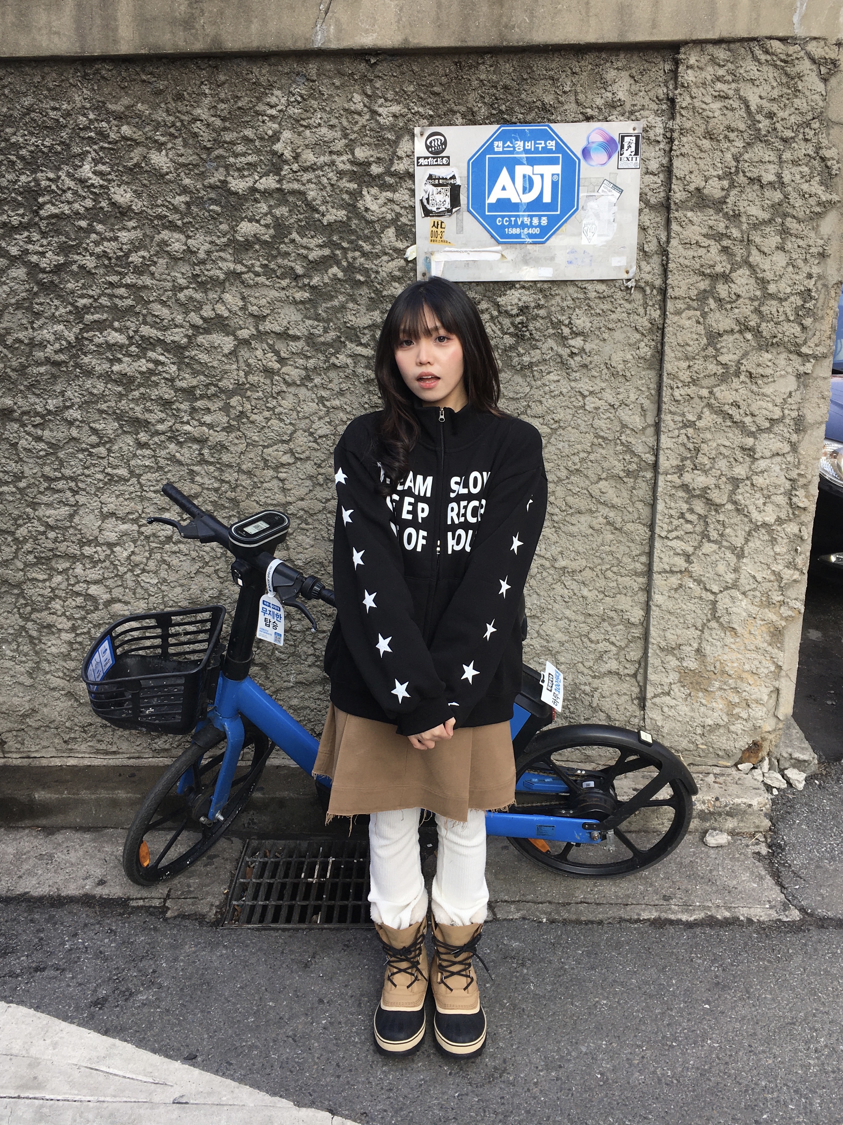 SLOW RECORD HOUSE Typo Star Track Zip-Up_Black 착용 스타일 - 4