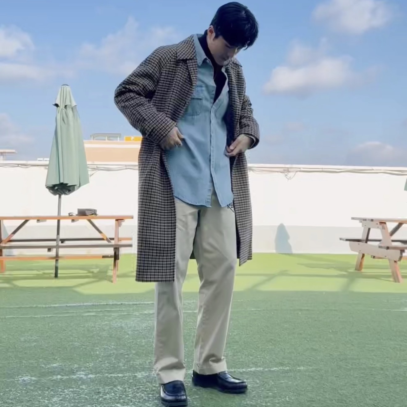 Human Made Low Gauge Knit Cardigan Blue, Louis Vuitton LV Trainer Sneaker White 착용 스타일 - 6