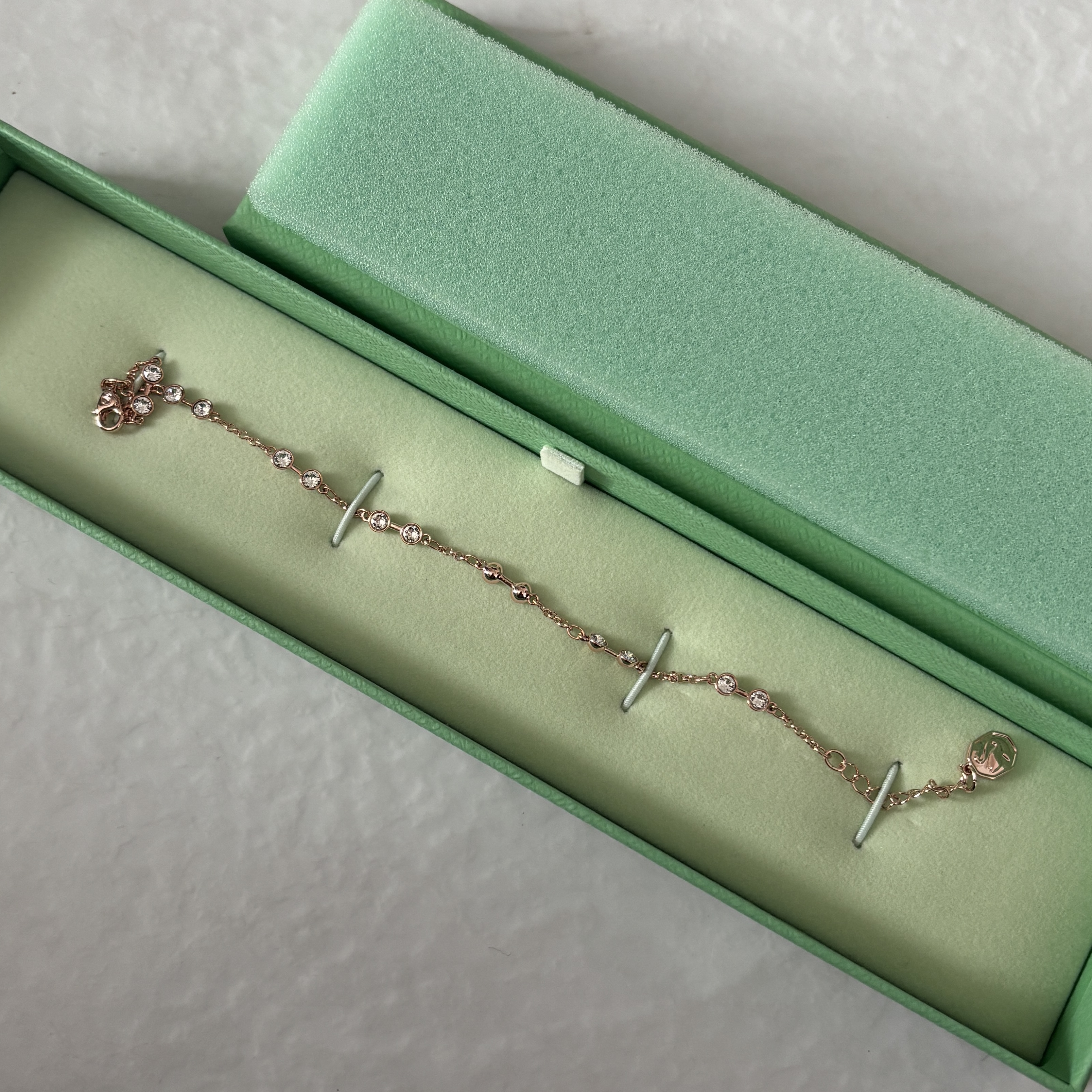 (W) Swarovski Remix Collection Strand Round Cut White Rose Gold Plated 착용 스타일