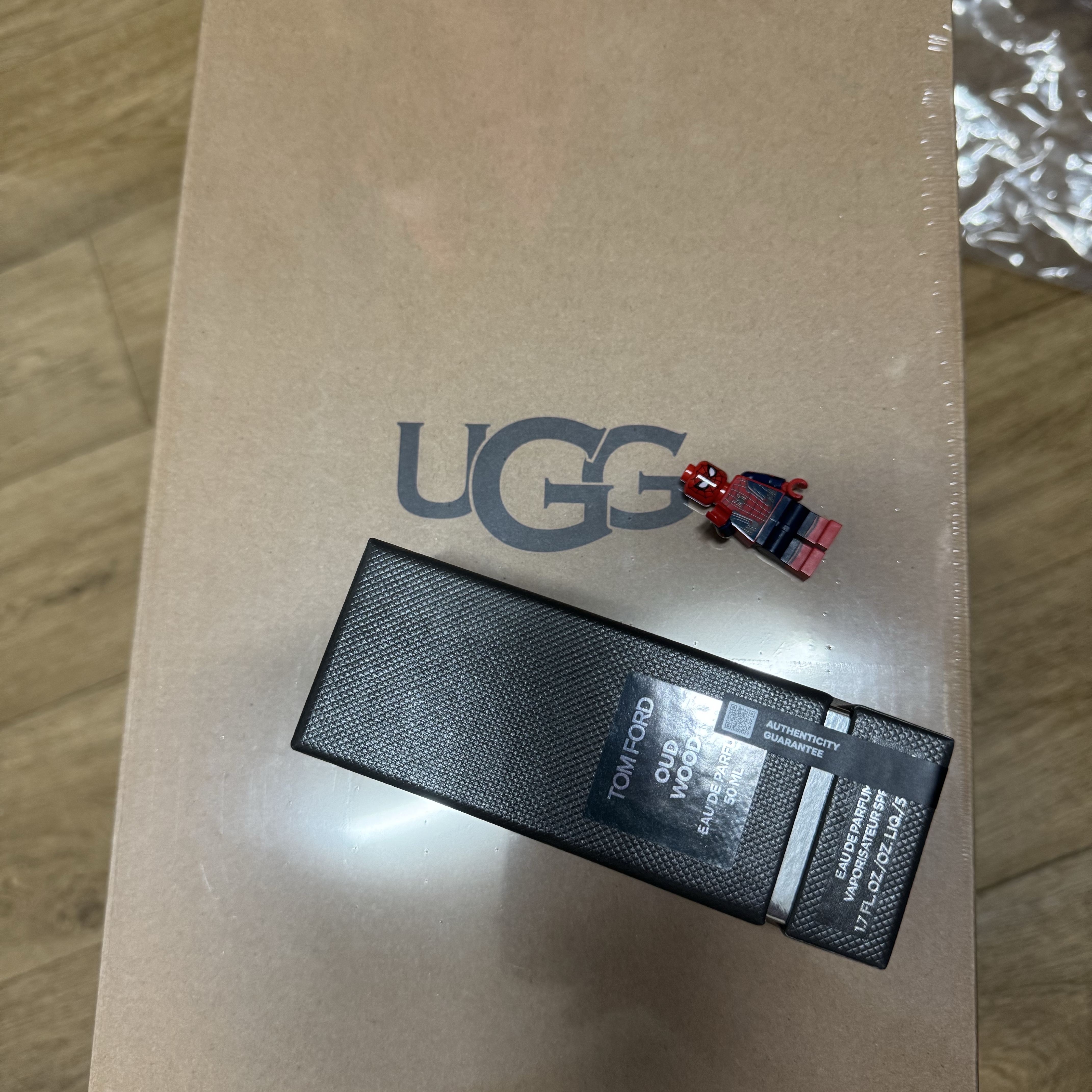 (W) UGG Disquette Slipper Charcoal, Tom Ford Oud Wood Eau De Parfum 50ml 착용 스타일