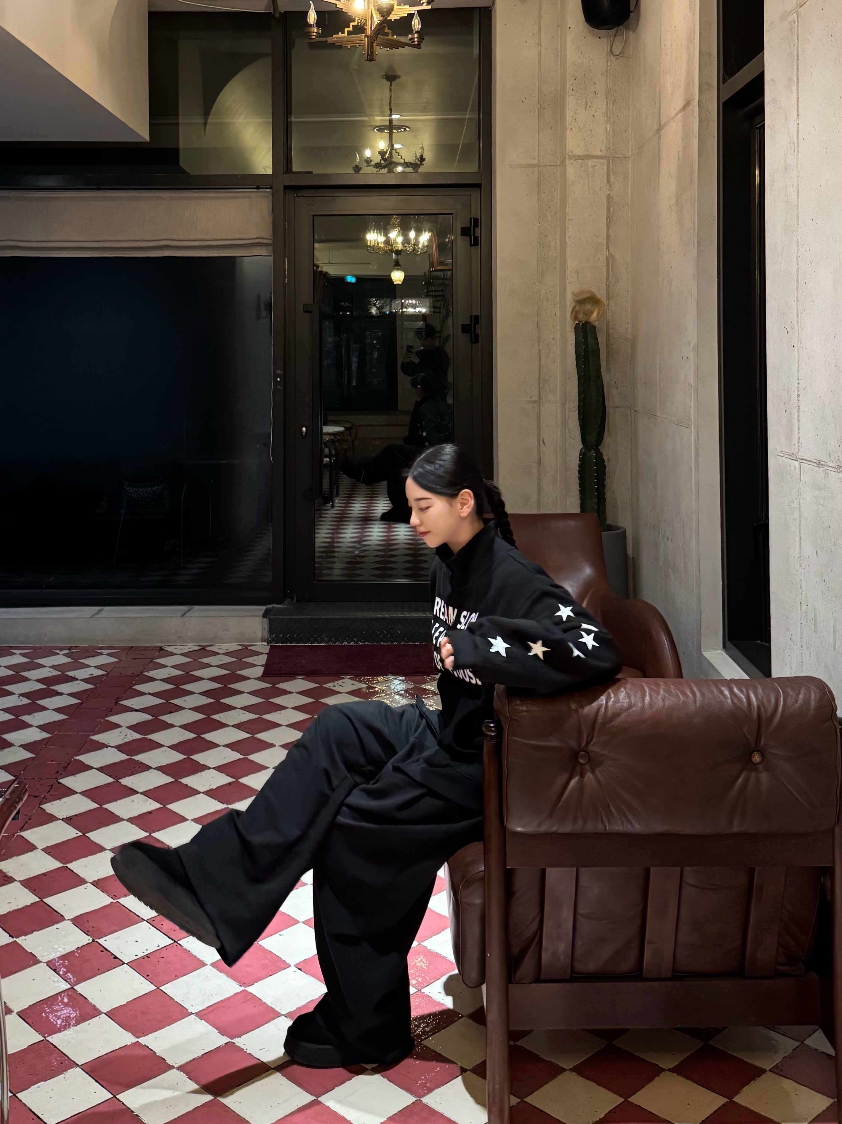 SLOW RECORD HOUSE Typo Star Track Zip-Up_Black 착용 스타일 - 5