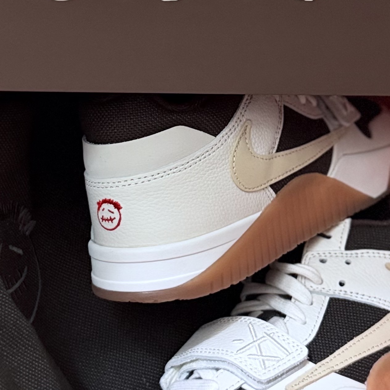 Jordan x Travis Scott Jumpman Jack TR Sail and Dark Mocha 착용 스타일