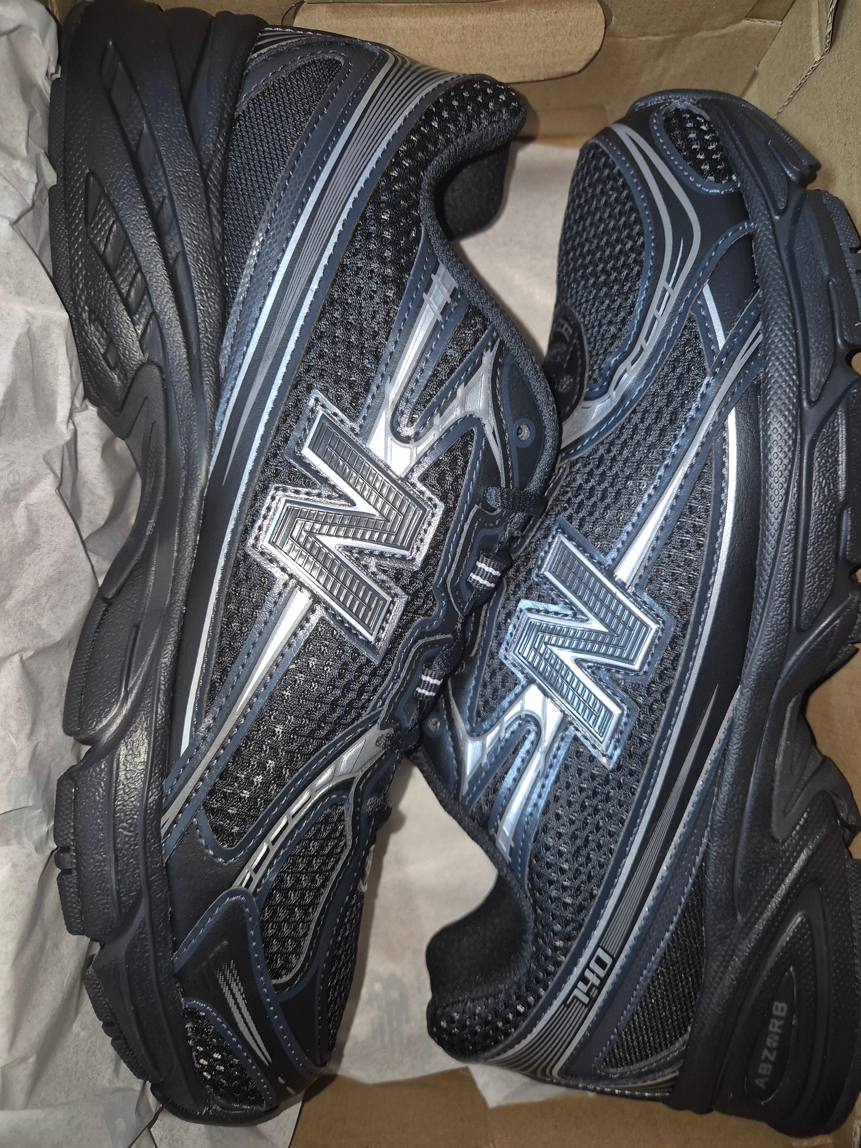 New Balance 740v2 Black Silver Metallic 착용 스타일