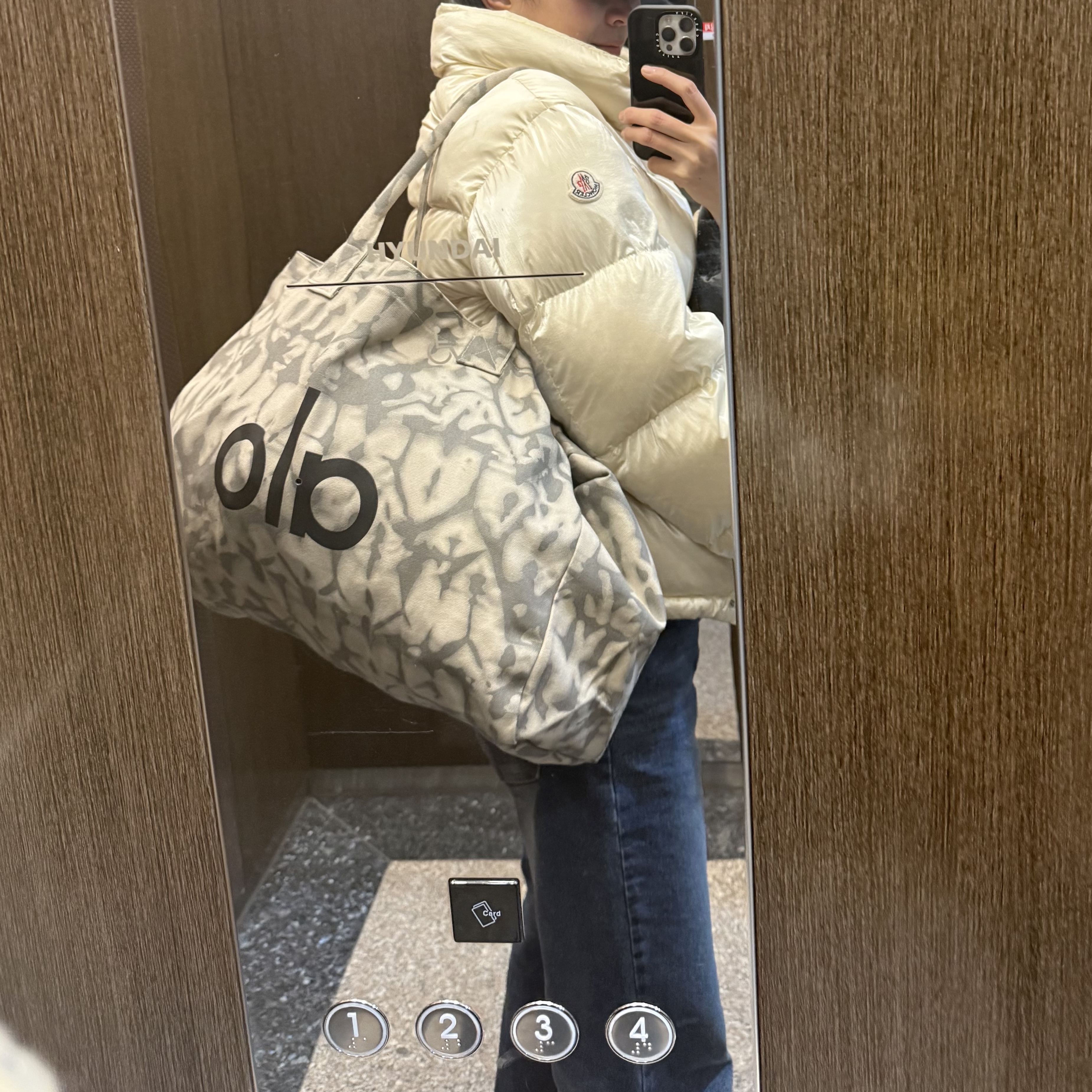 Alo Yoga Iconic Shopper Tote Bag Grey Tiedye 착용 스타일