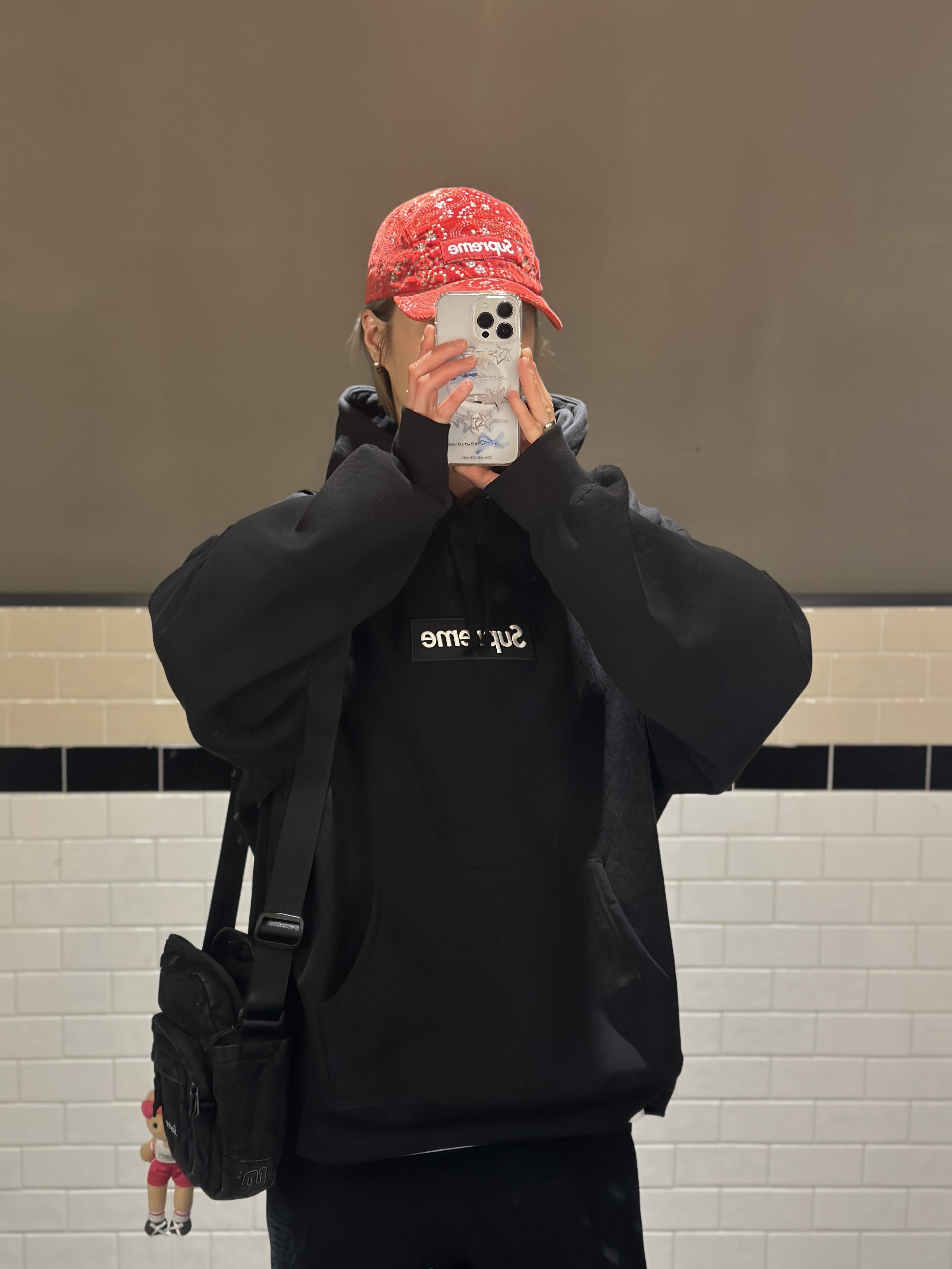 Supreme Box Logo Hooded Sweatshirt Black - 25FW, Supreme Velvet Paisley Camp Cap Red - 23FW 착용 스타일 - 3