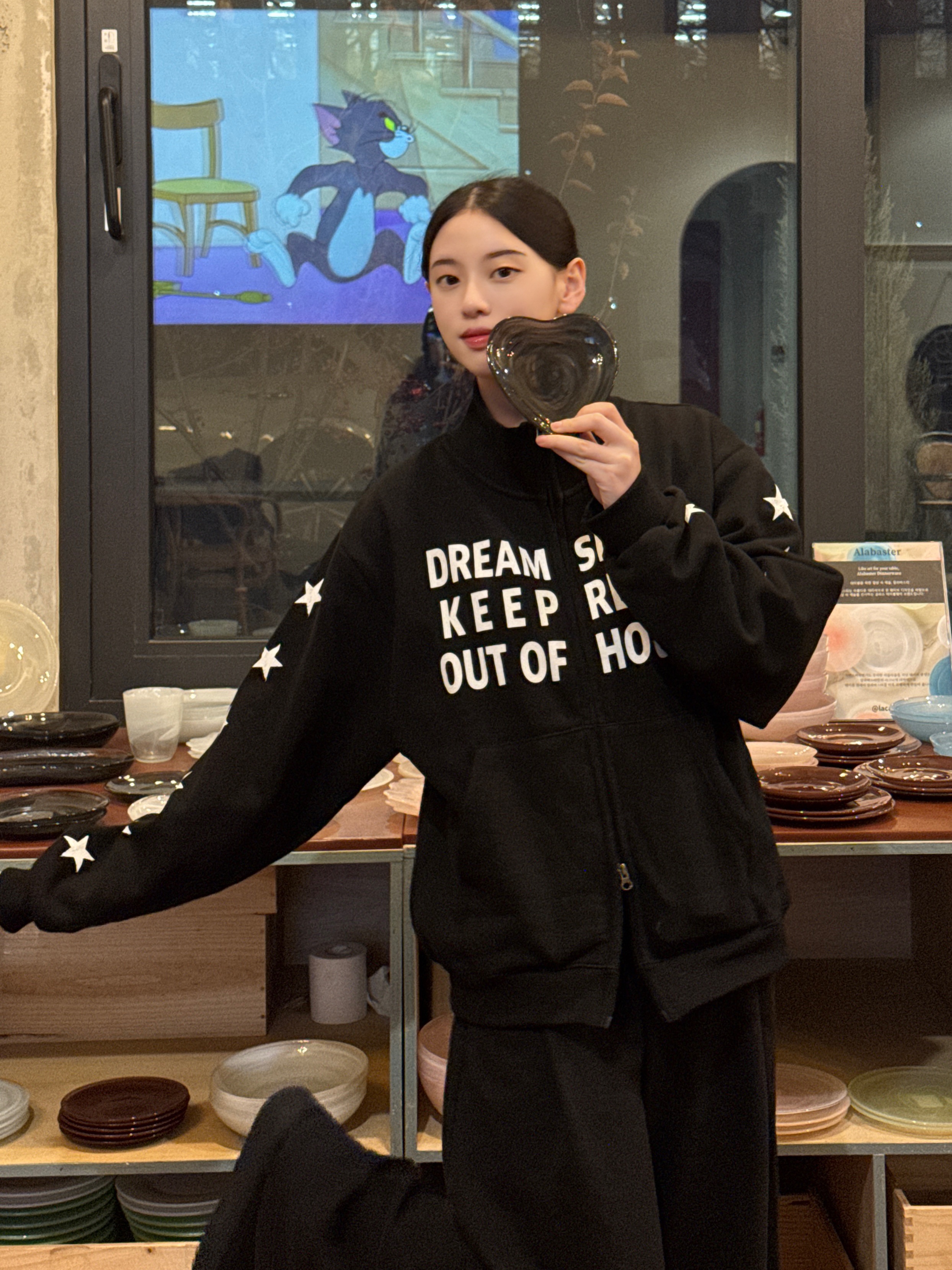 SLOW RECORD HOUSE Typo Star Track Zip-Up_Black 착용 스타일 - 10