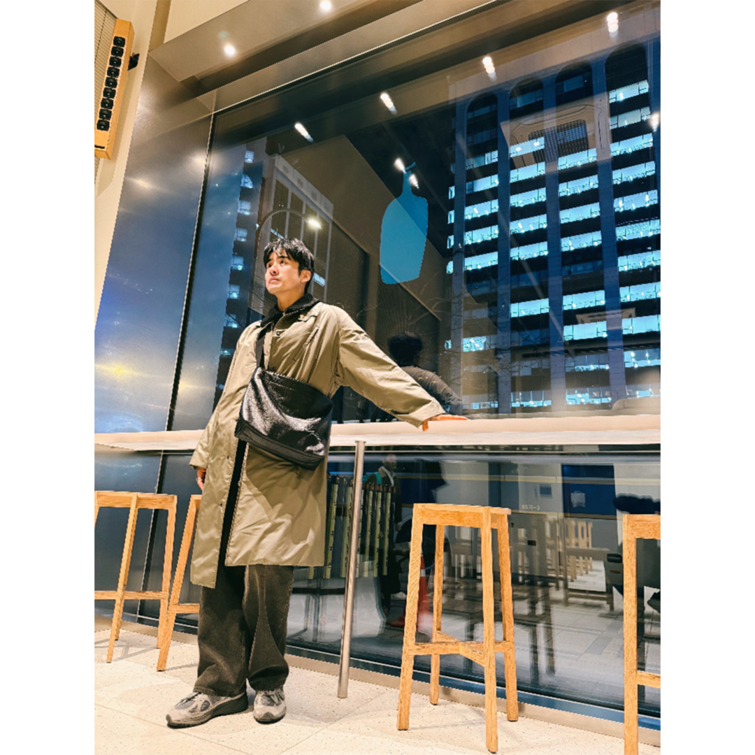 Human Made Low Gauge Knit Cardigan Blue, Louis Vuitton LV Trainer Sneaker White 착용 스타일 - 5