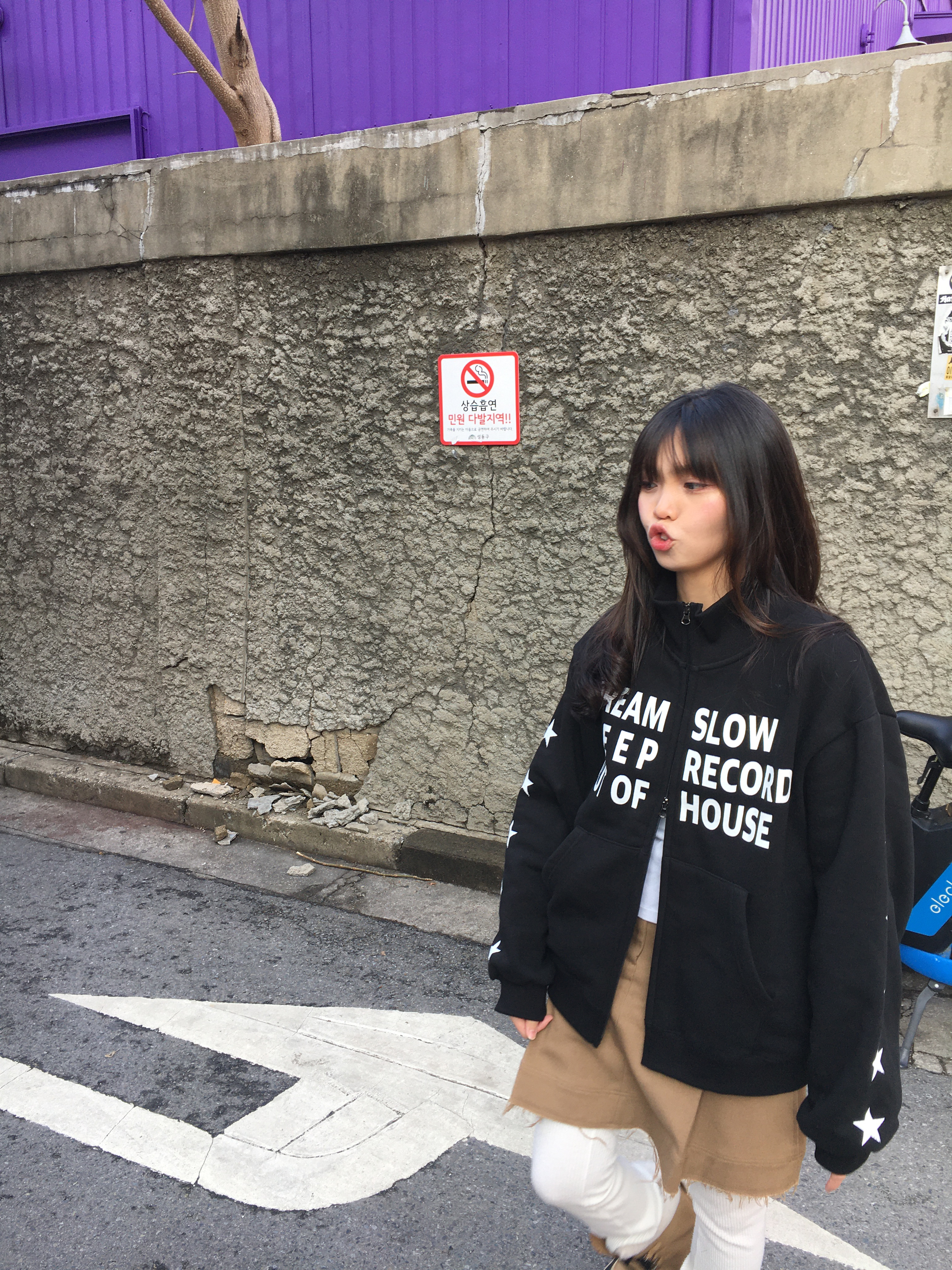 SLOW RECORD HOUSE Typo Star Track Zip-Up_Black 착용 스타일 - 6