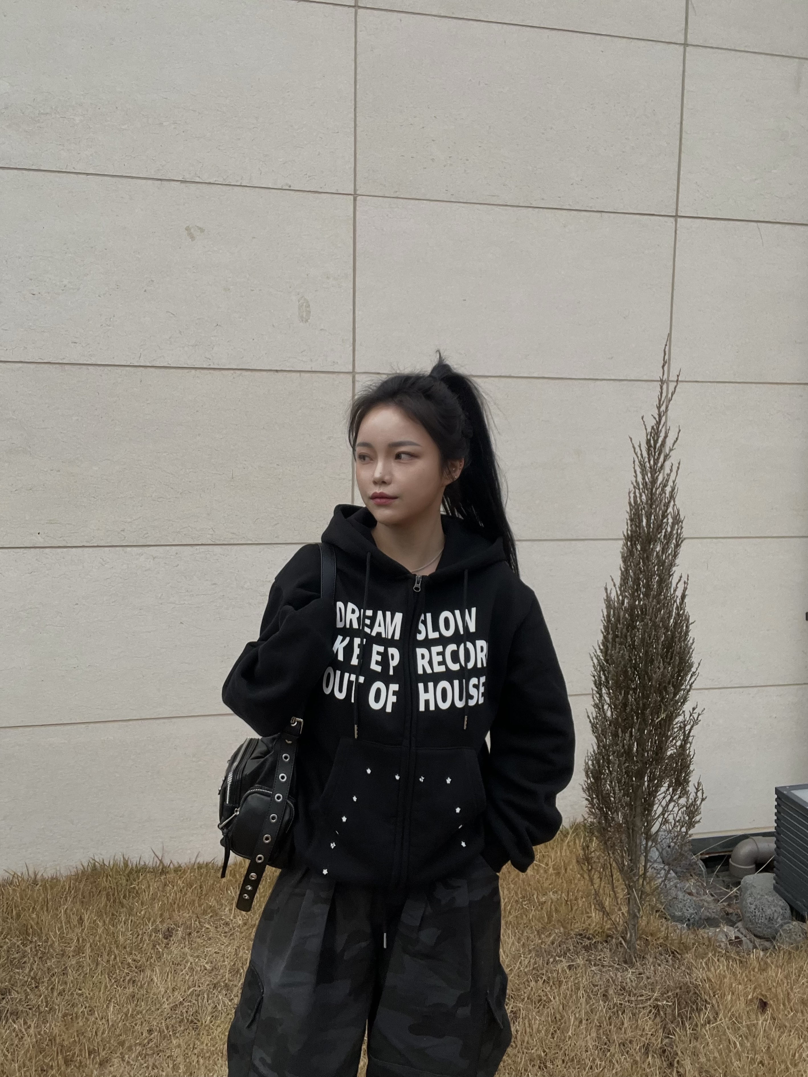 SLOW RECORD HOUSE Typo Star Hood Zip-up Black 착용 스타일 - 5