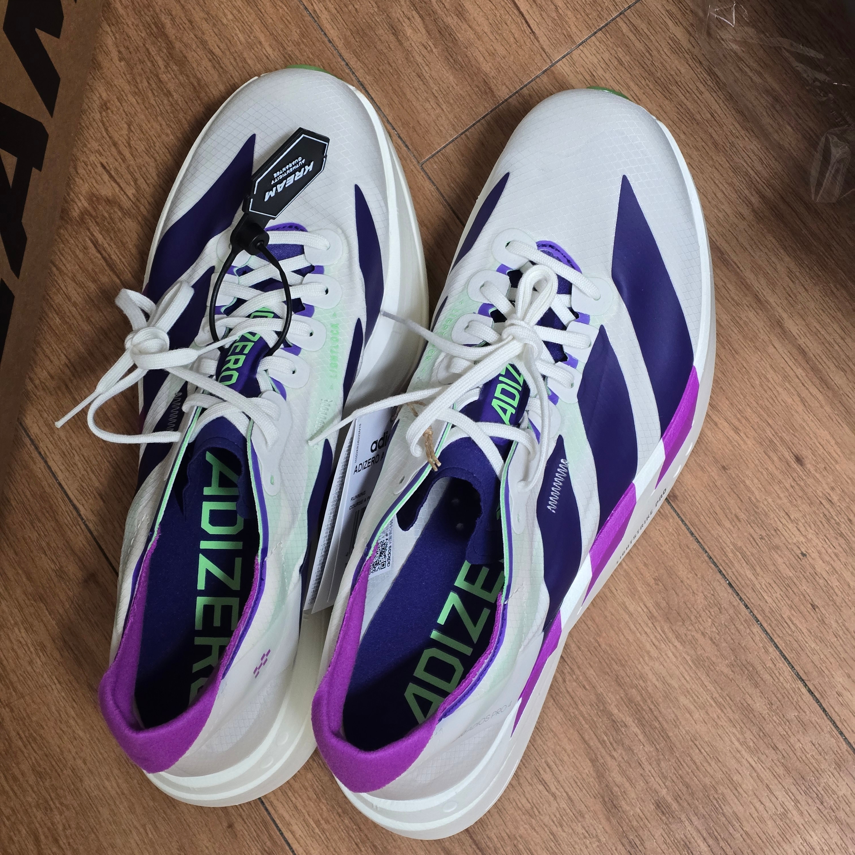 Adidas Adizero Adios Pro 4 Core White Collegiate Purple 착용 스타일 - 4