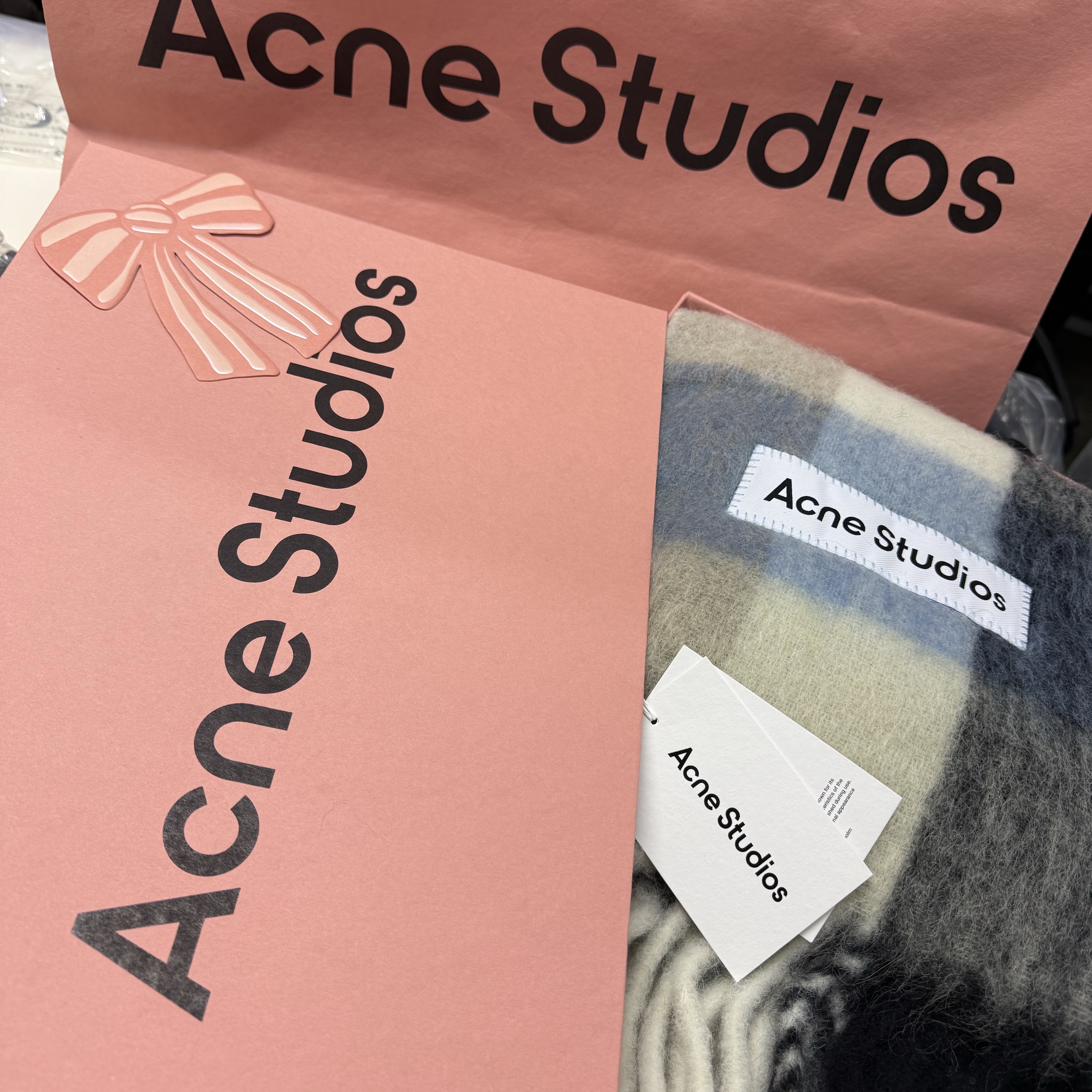 Acne Studios Mohair Check Muffler Blue Beige Black 착용 스타일