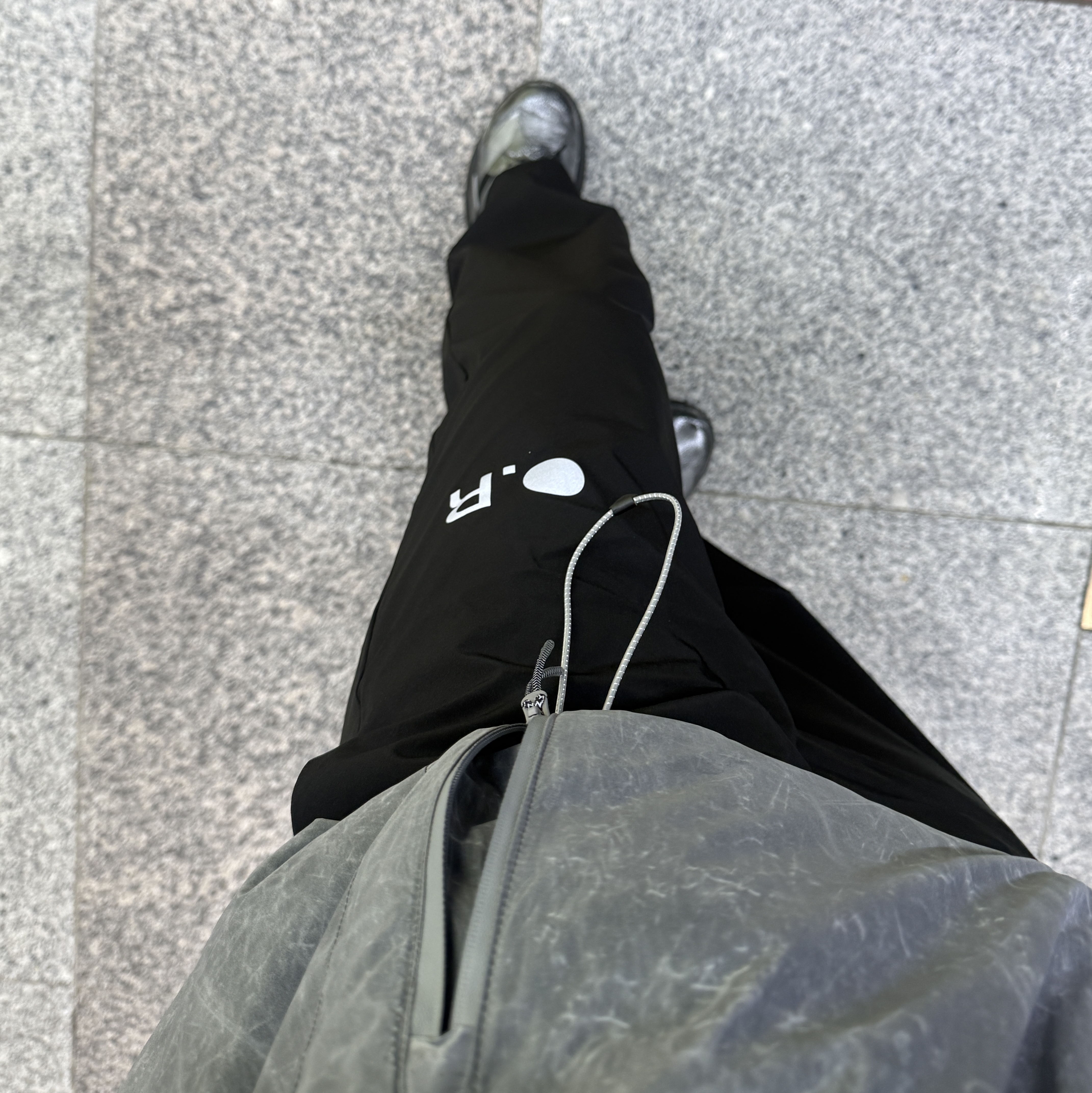 Optimistic Runners Wide Pants Black, Optimistic Runners Insulated Jacket Waxed Grey 착용 스타일