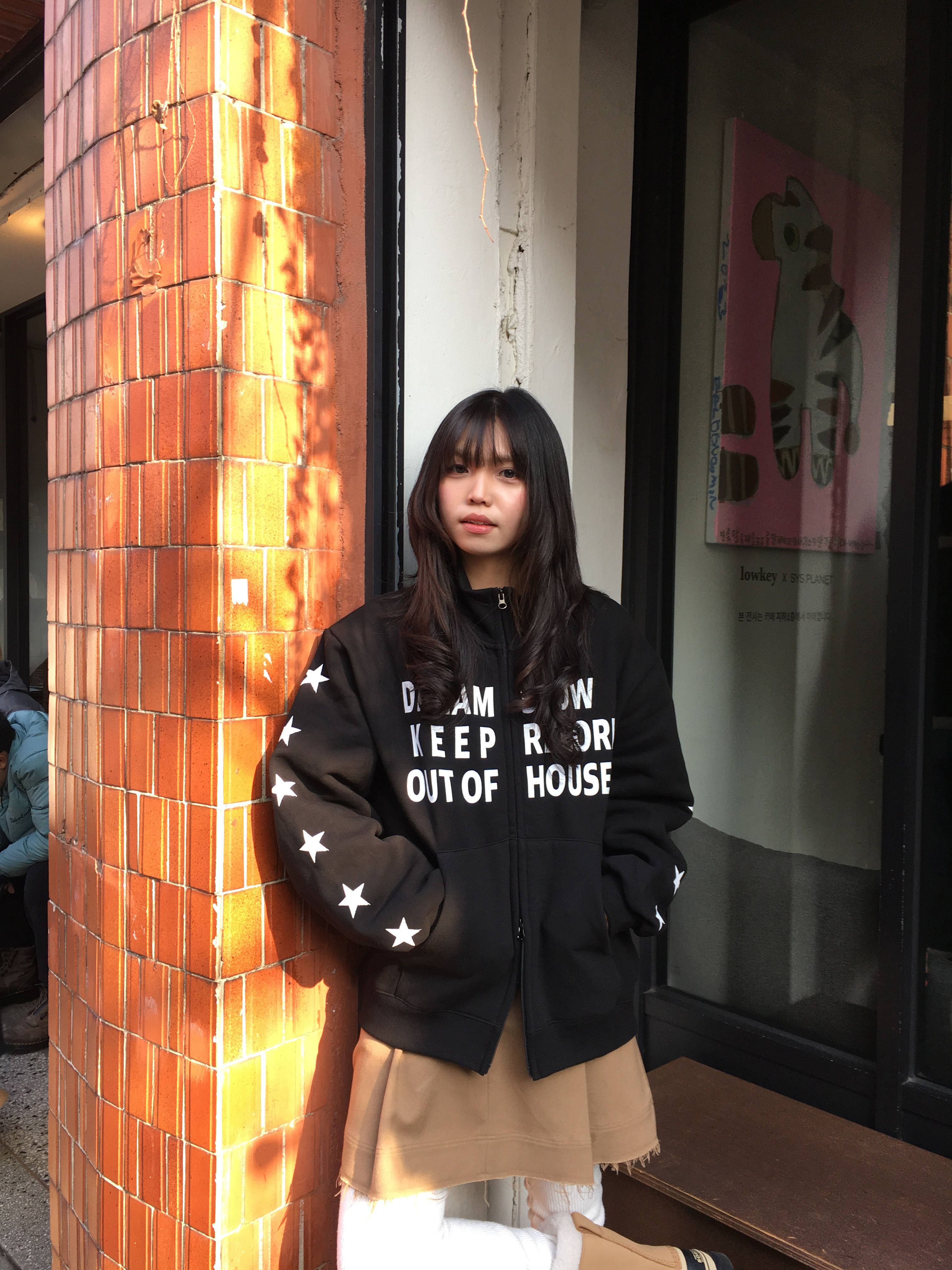 SLOW RECORD HOUSE Typo Star Track Zip-Up_Black 착용 스타일 - 10