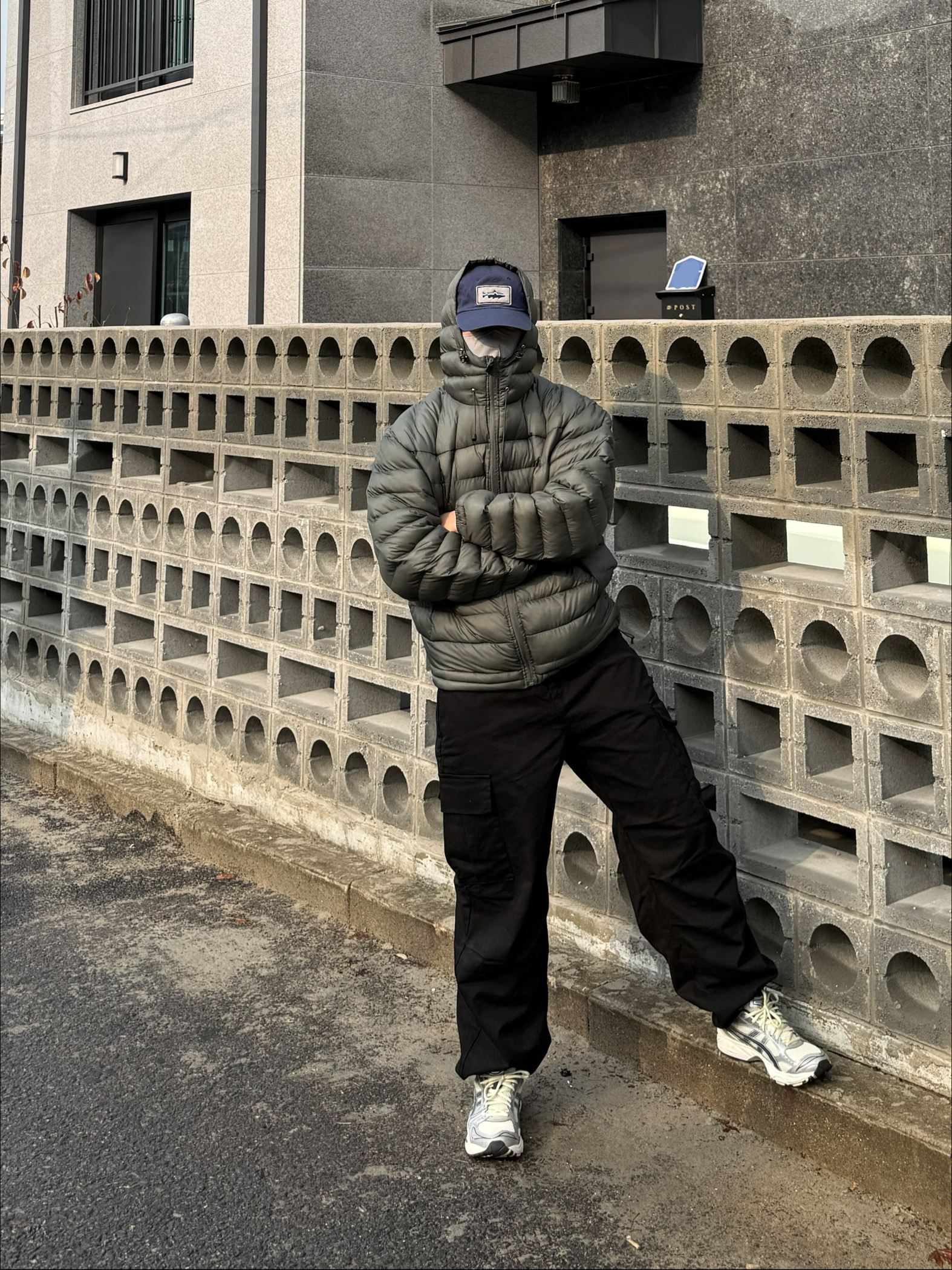 Patagonia P-6 Label Trad Cap Navy, Asics Gel-Kayano 14 Oyster White Steeple Grey 착용 스타일 - 4