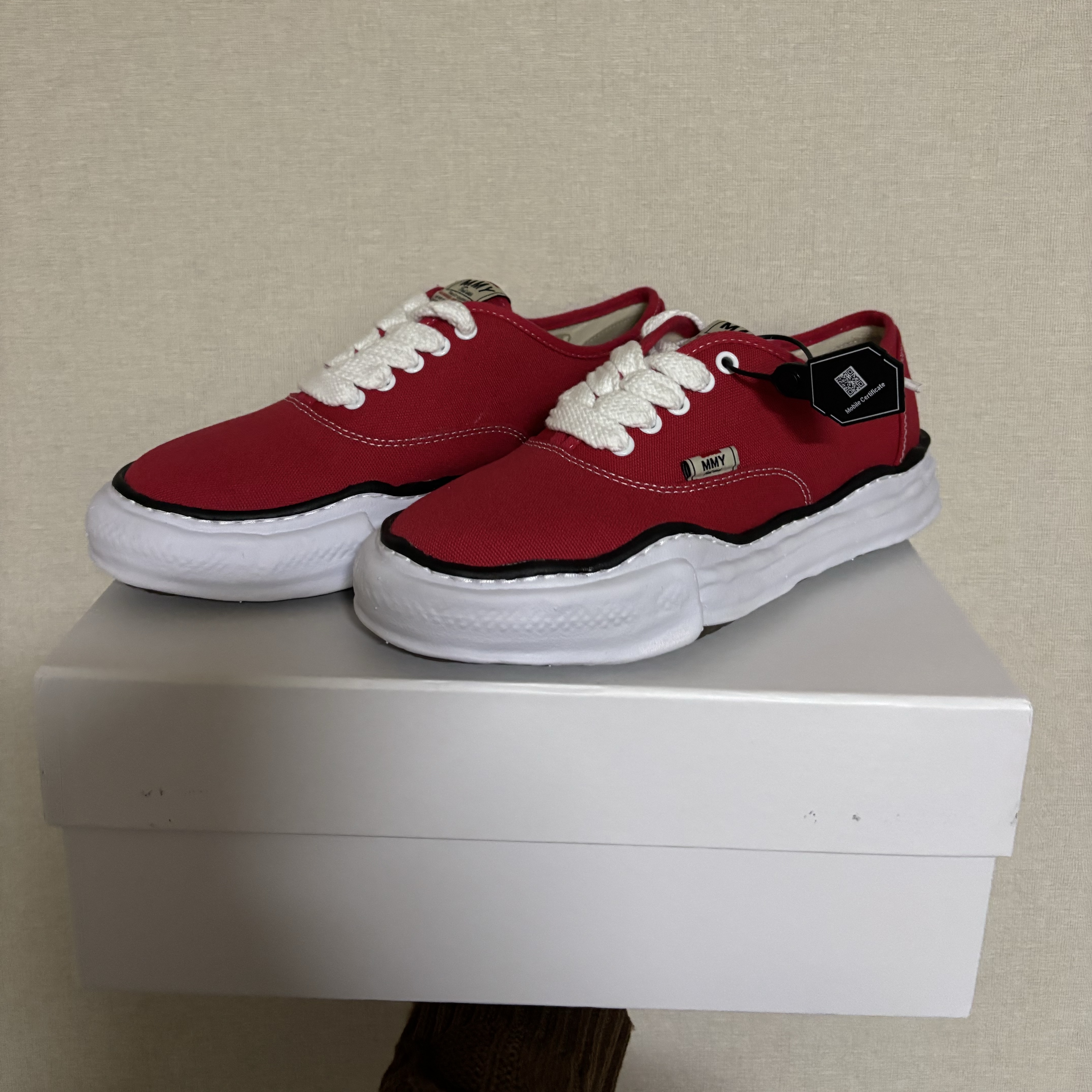 Maison Mihara Yasuhiro Baker OG Sole Canvas Low Cut Sneakers Red 착용 스타일