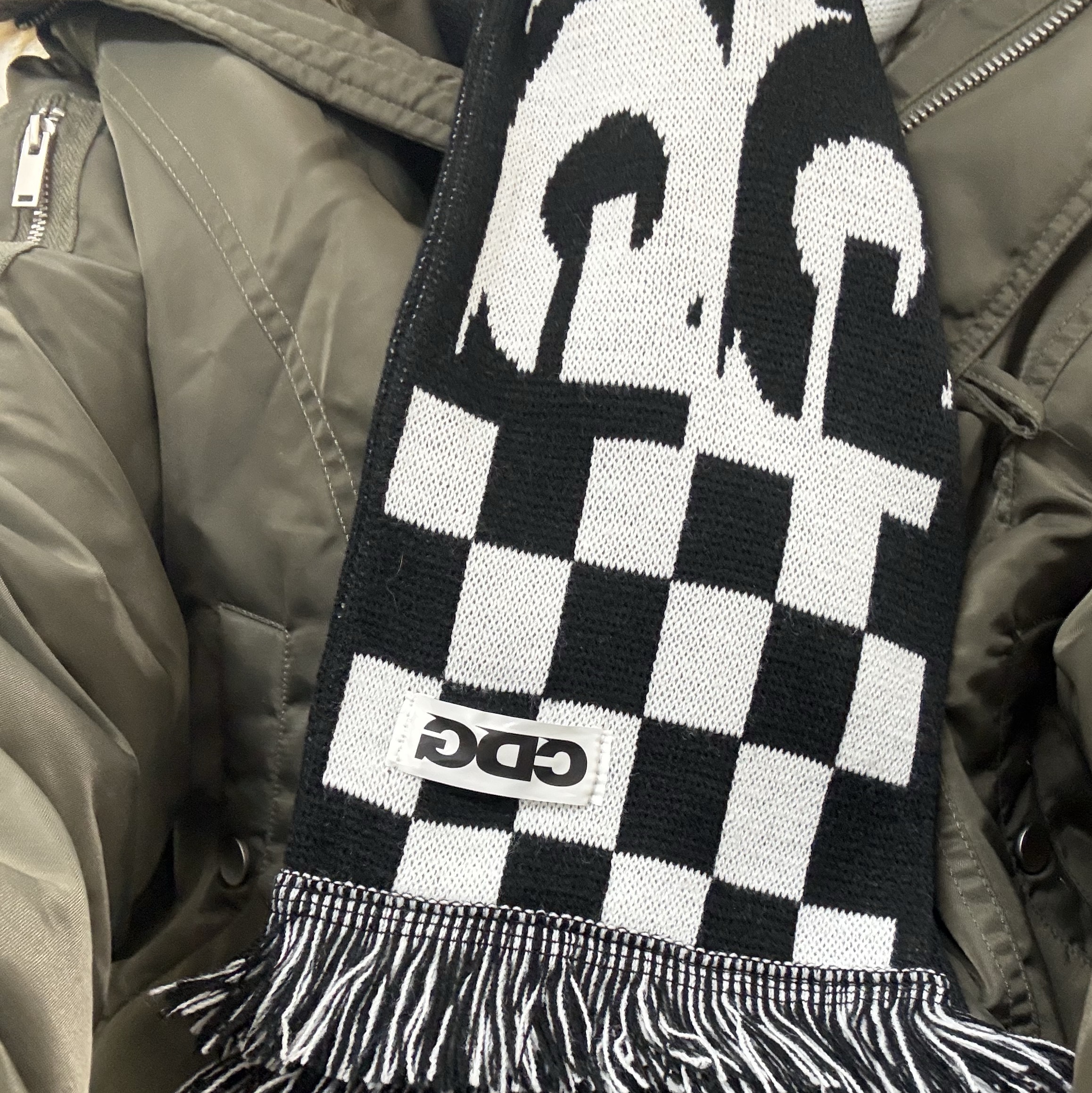 CDG Logo Check Muffler White Black 착용 스타일