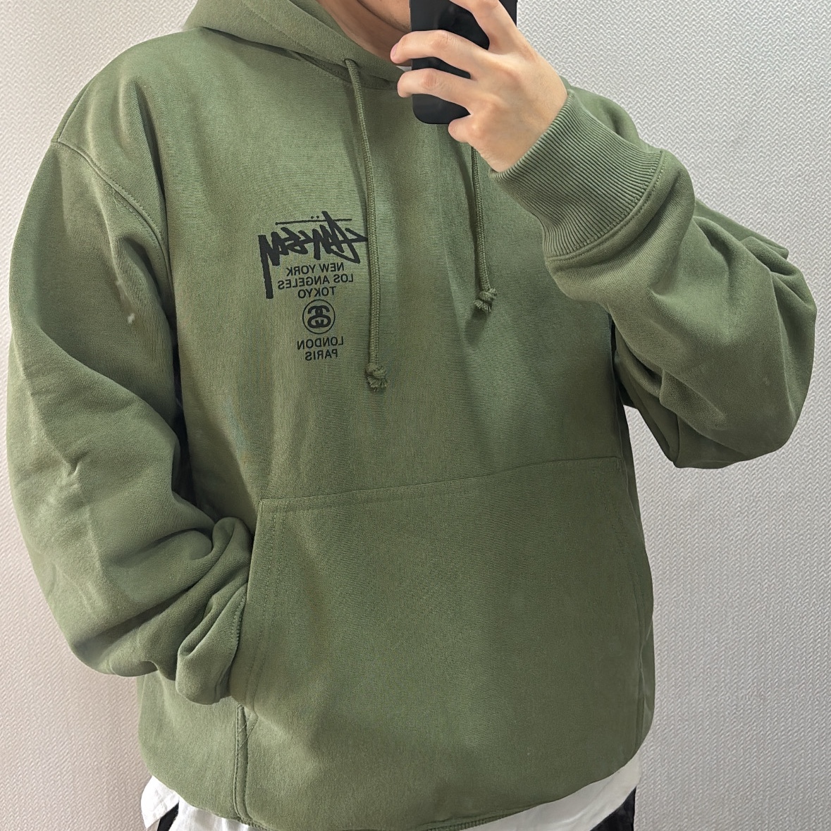 Stussy World Tour Hoodie Olive 2025 착용 스타일