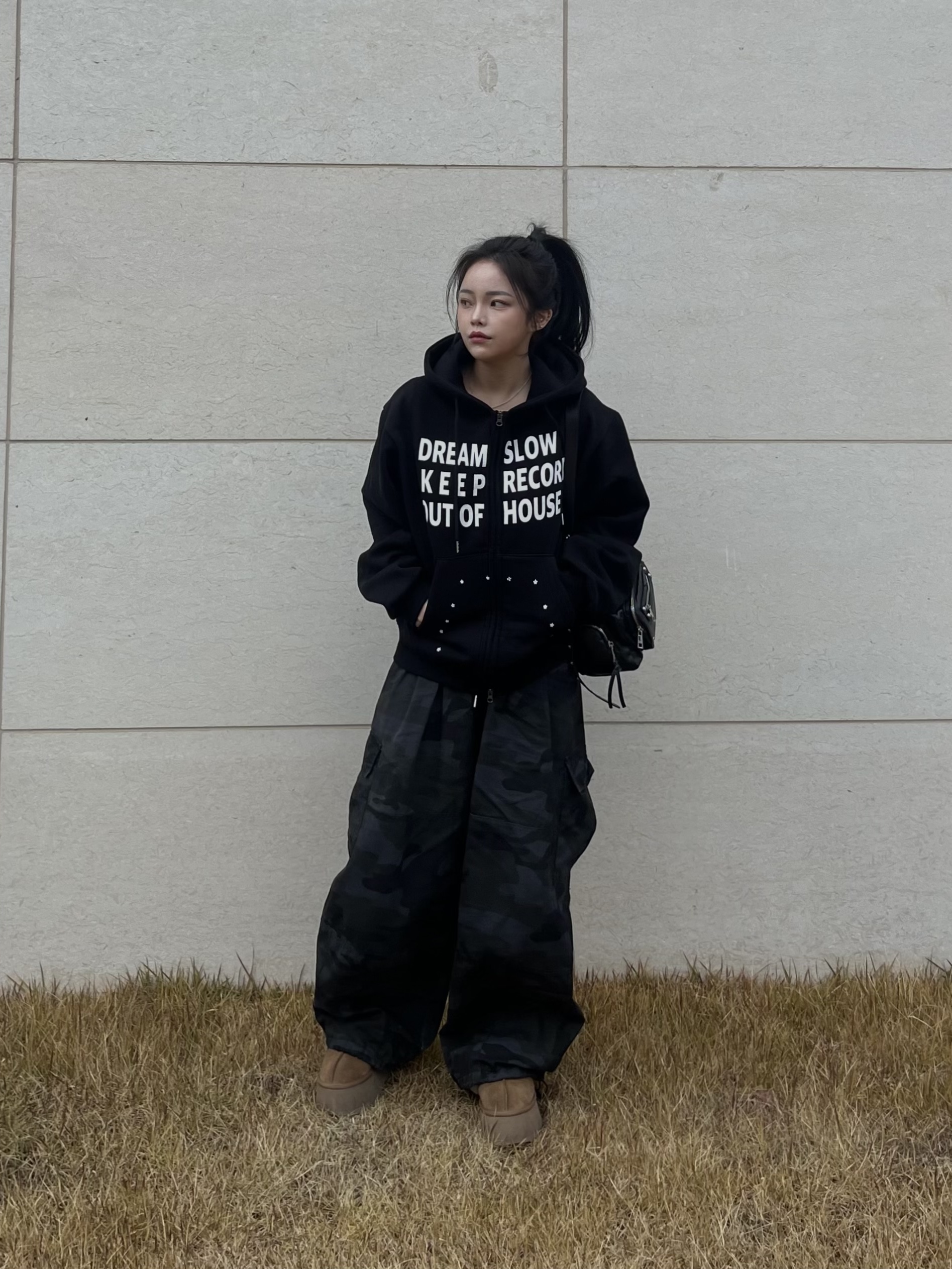SLOW RECORD HOUSE Typo Star Hood Zip-up Black 착용 스타일 - 2