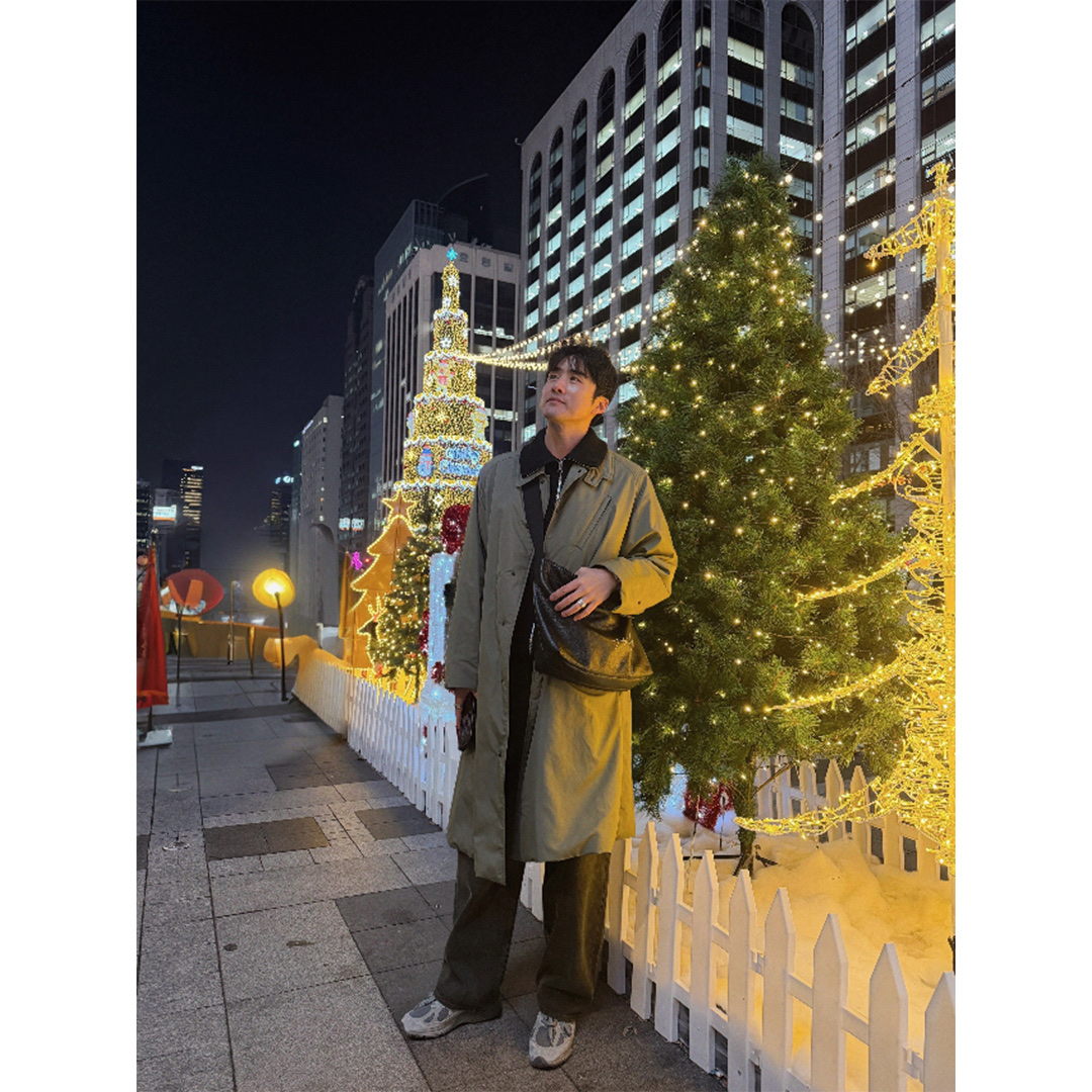 Human Made Low Gauge Knit Cardigan Blue, Louis Vuitton LV Trainer Sneaker White 착용 스타일 - 4