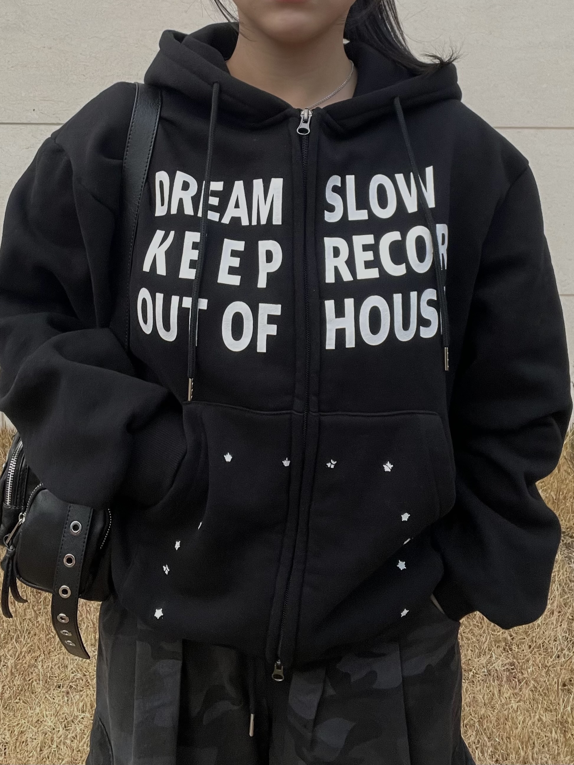 SLOW RECORD HOUSE Typo Star Hood Zip-up Black 착용 스타일 - 7
