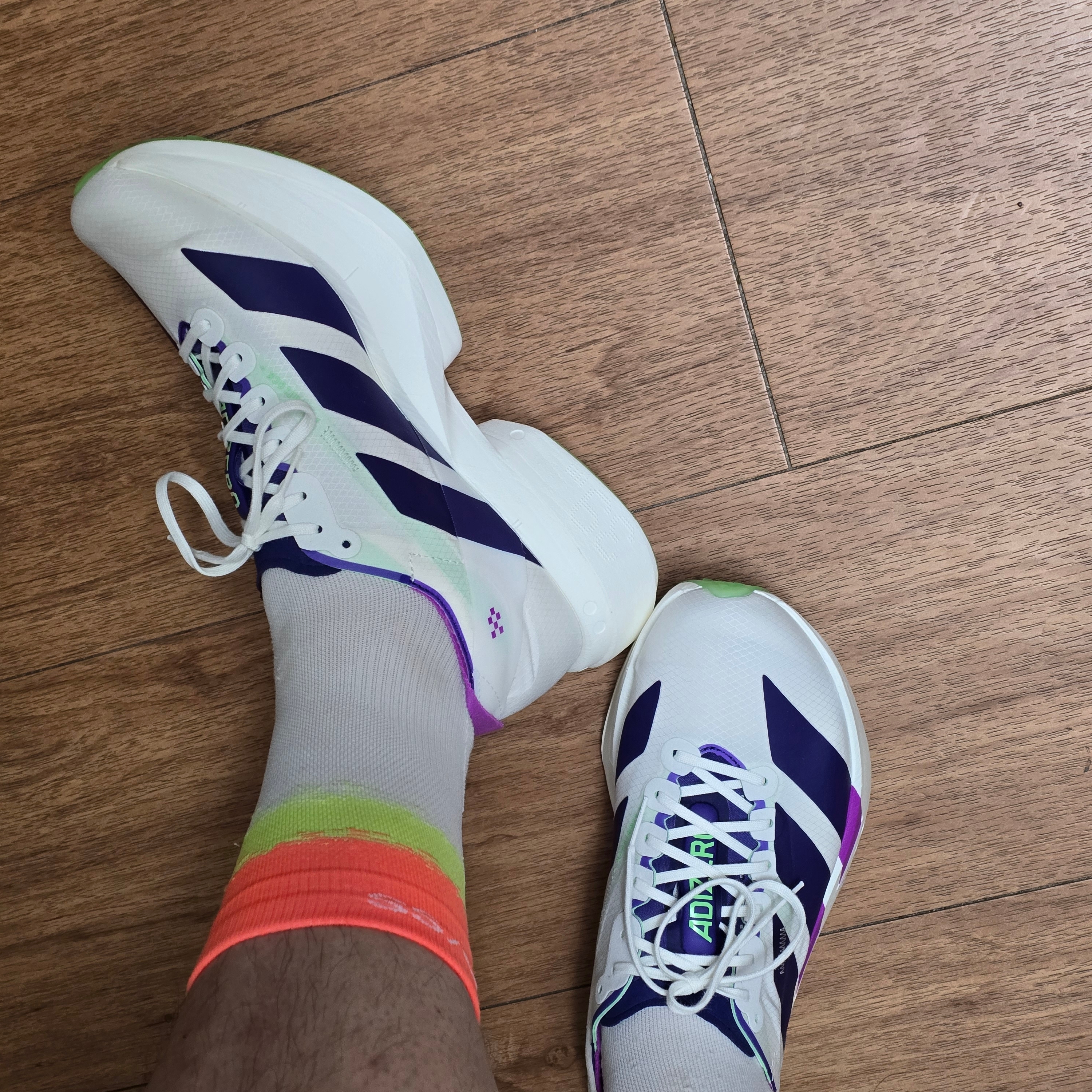 Adidas Adizero Adios Pro 4 Core White Collegiate Purple 착용 스타일 - 2