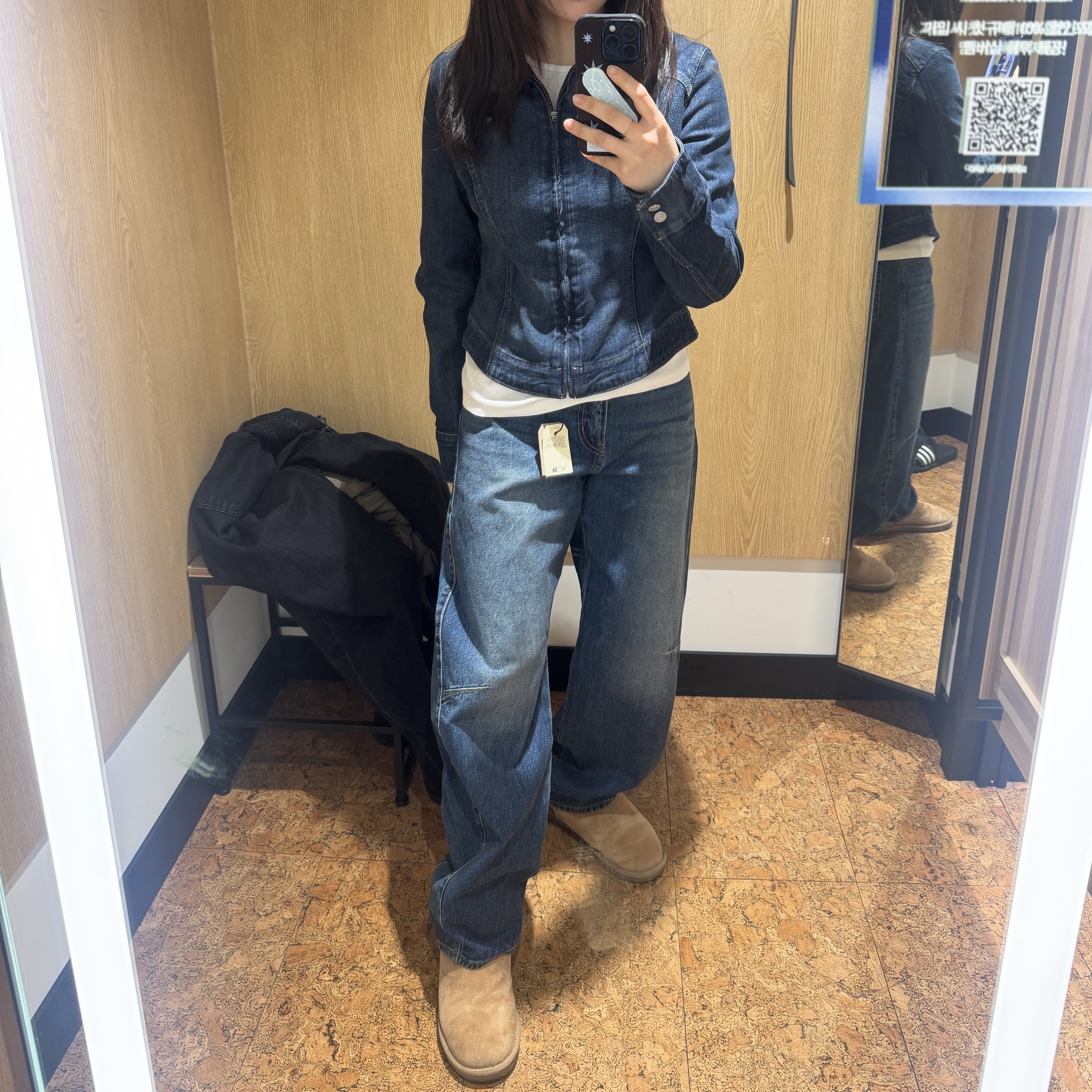 Levi's Women Baggy Dad Barrel Jean Medium Indigo, Levi's Stretch Fitted Trucker Jacket Dark Indigo 착용 스타일