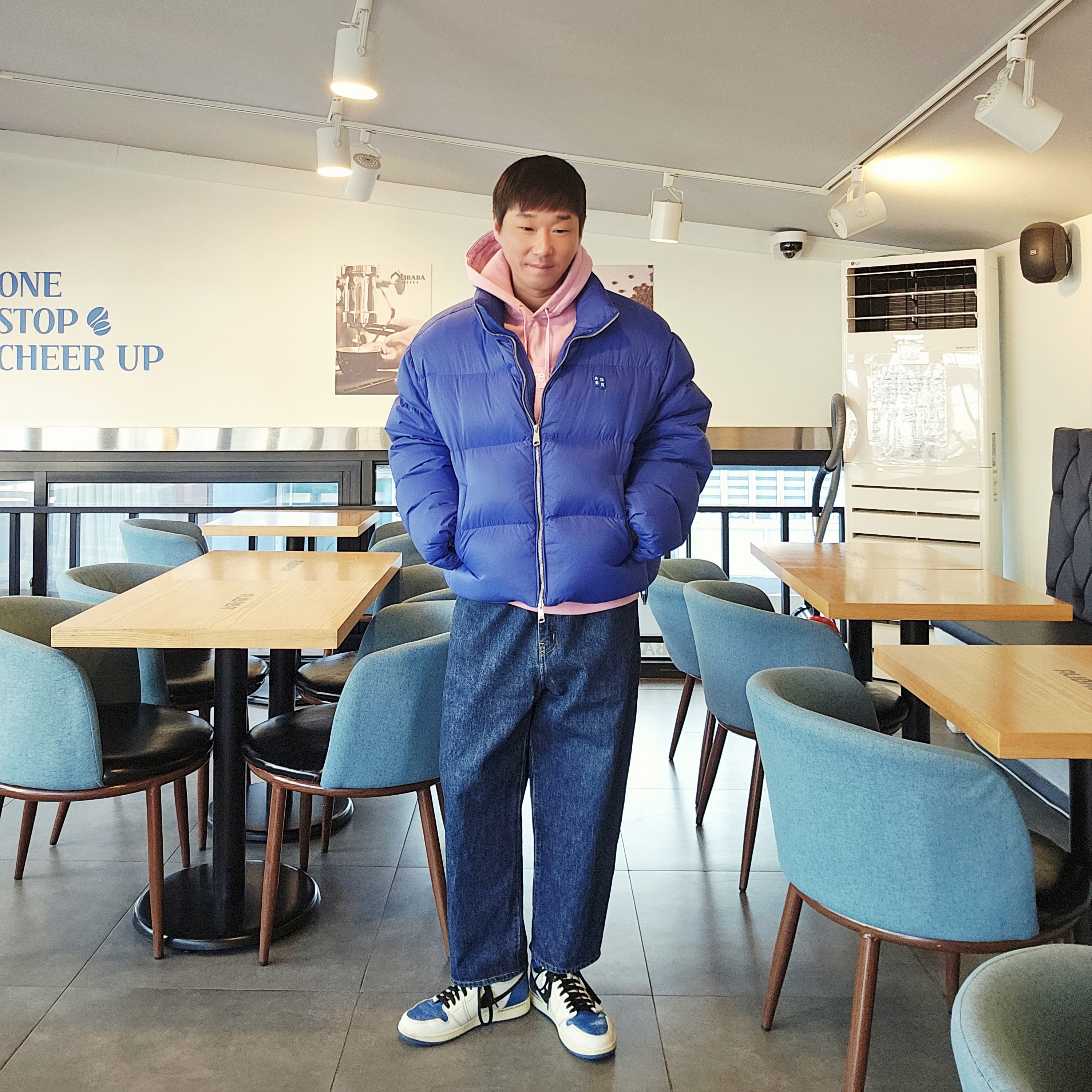 Jordan 1 x Travis Scott x Fragment Retro High OG SP Military Blue, Ader Error Sig; TRS Tag Puffer Jacket 01 Z-Blue 착용 스타일 - 1