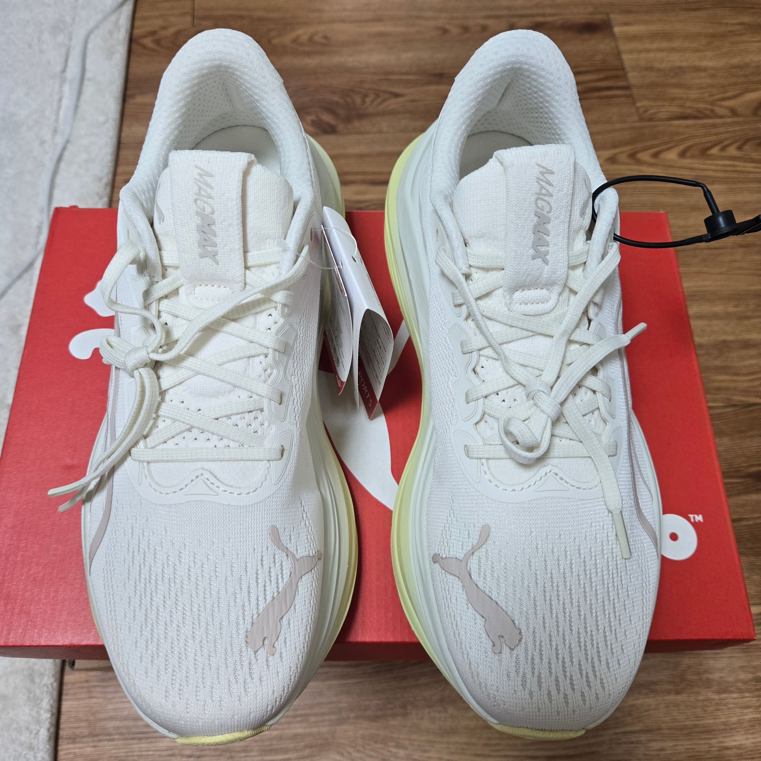 Puma Magmax Nitro Warm White Gold Moon 착용 스타일 - 1