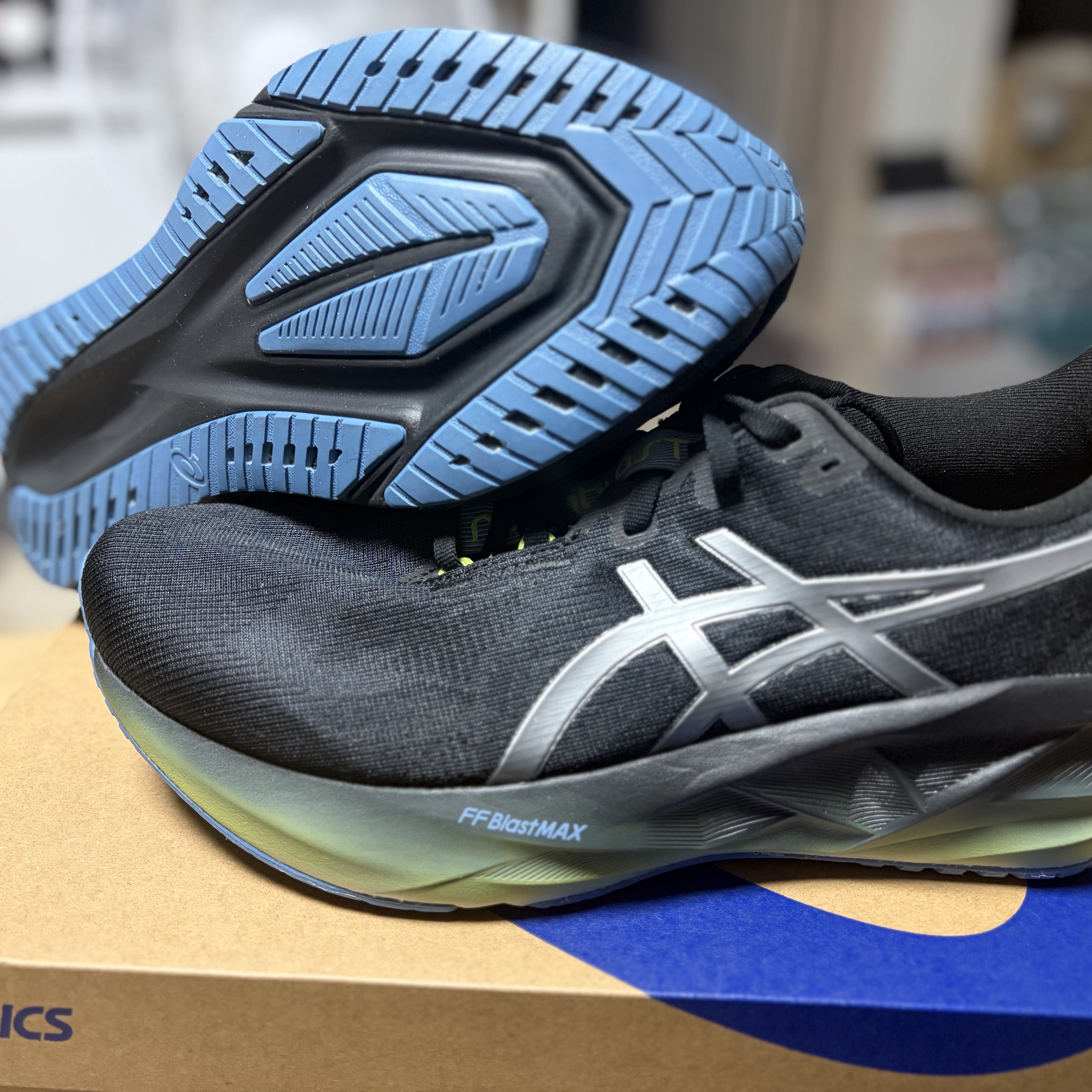 Asics Novablast 5 Luxe Black 착용 스타일 - 6