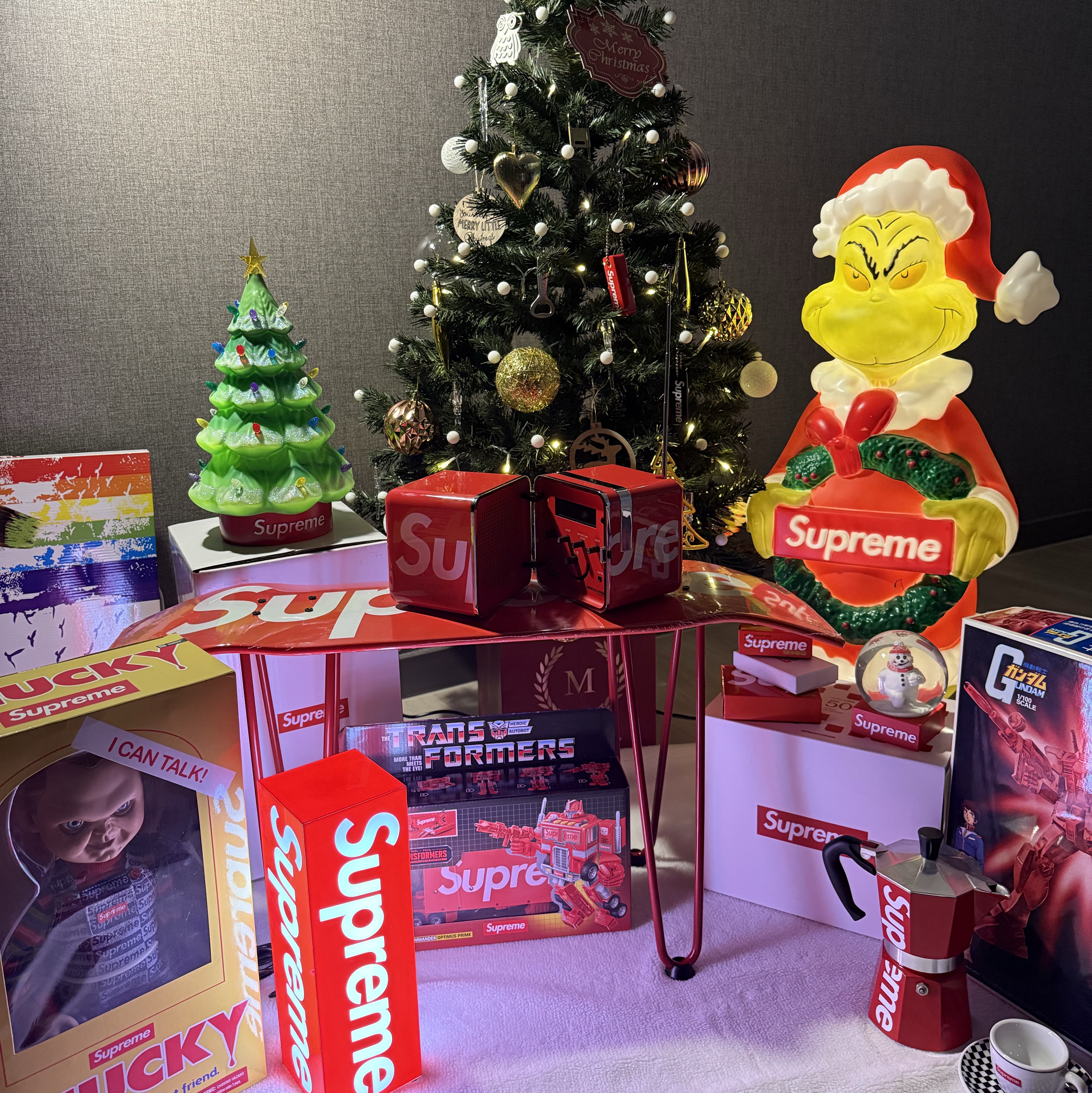 Supreme Chucky Doll - 20FW, Supreme Box Logo Lamp Red (Korean Ver.) - 23FW 착용 스타일