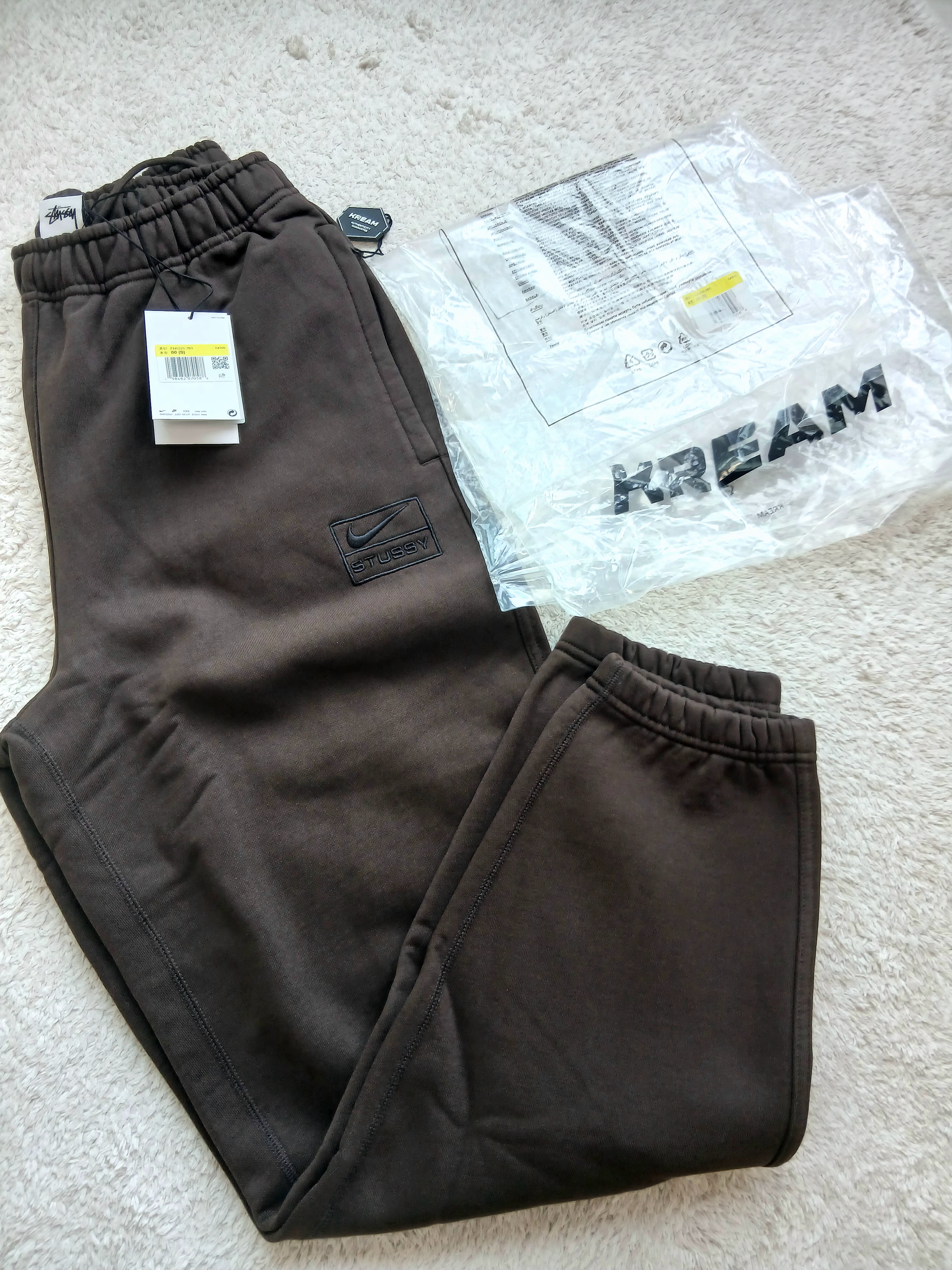 Nike x Stussy Stone Washed Fleece Pants Dark Cinder (FN5235-261), UGG x Palace x Looney Tunes Tasman Slipper Chestnut 착용 스타일 - 3