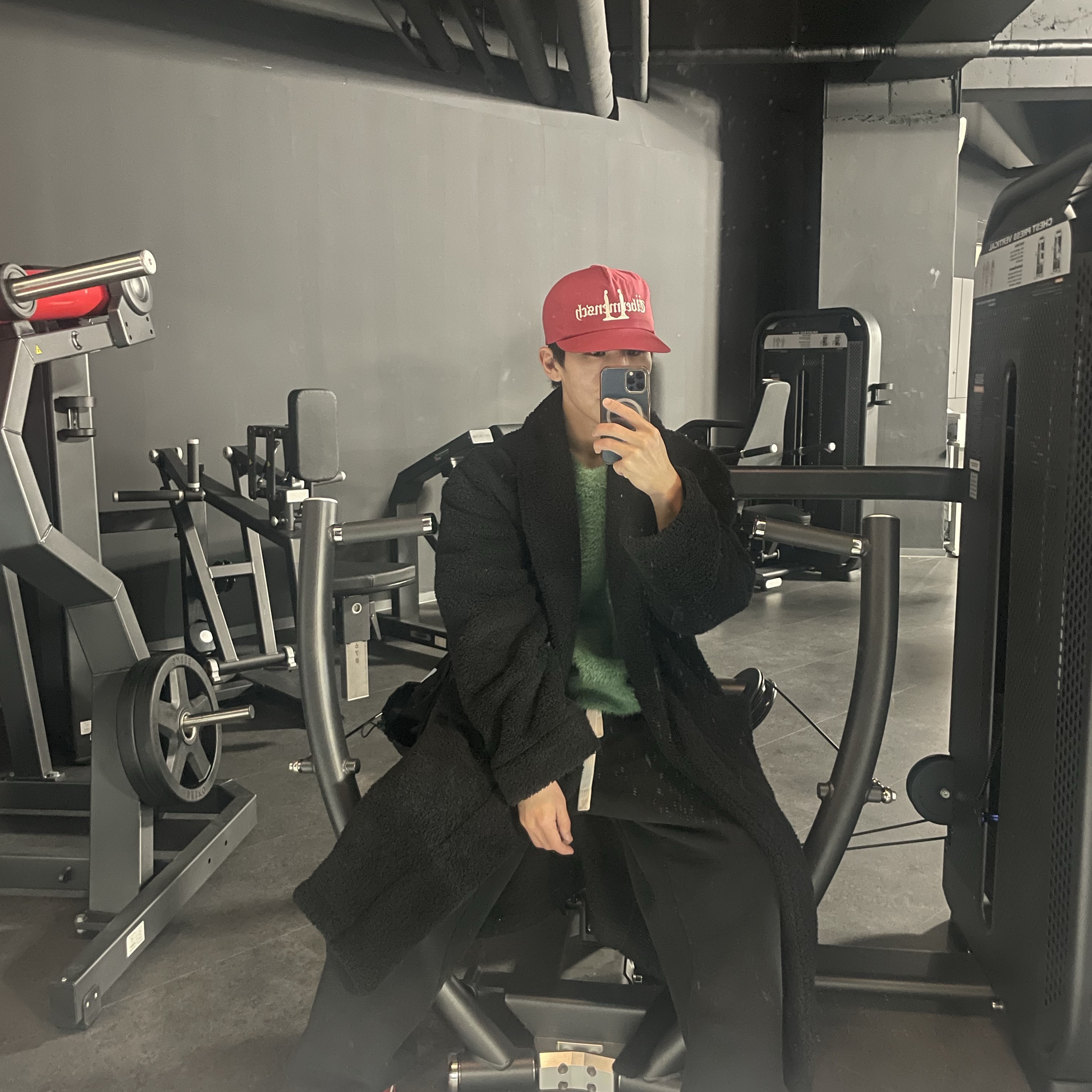 G-DRAGON Ubermensch Cap Burgundy, G-DRAGON Power Ball Cap White 착용 스타일 - 1