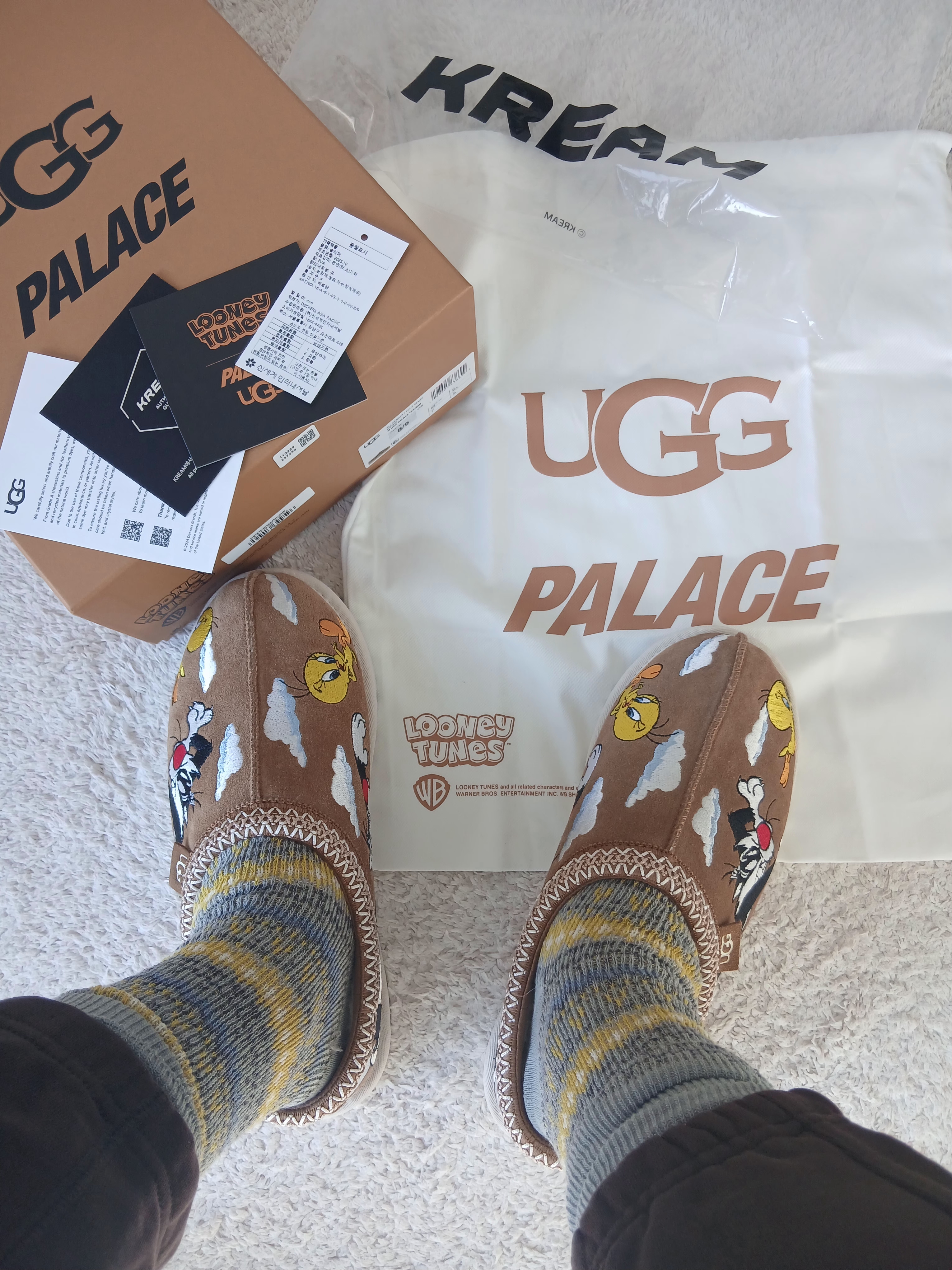 UGG x Palace x Looney Tunes Tasman Slipper Chestnut 착용 스타일 - 5