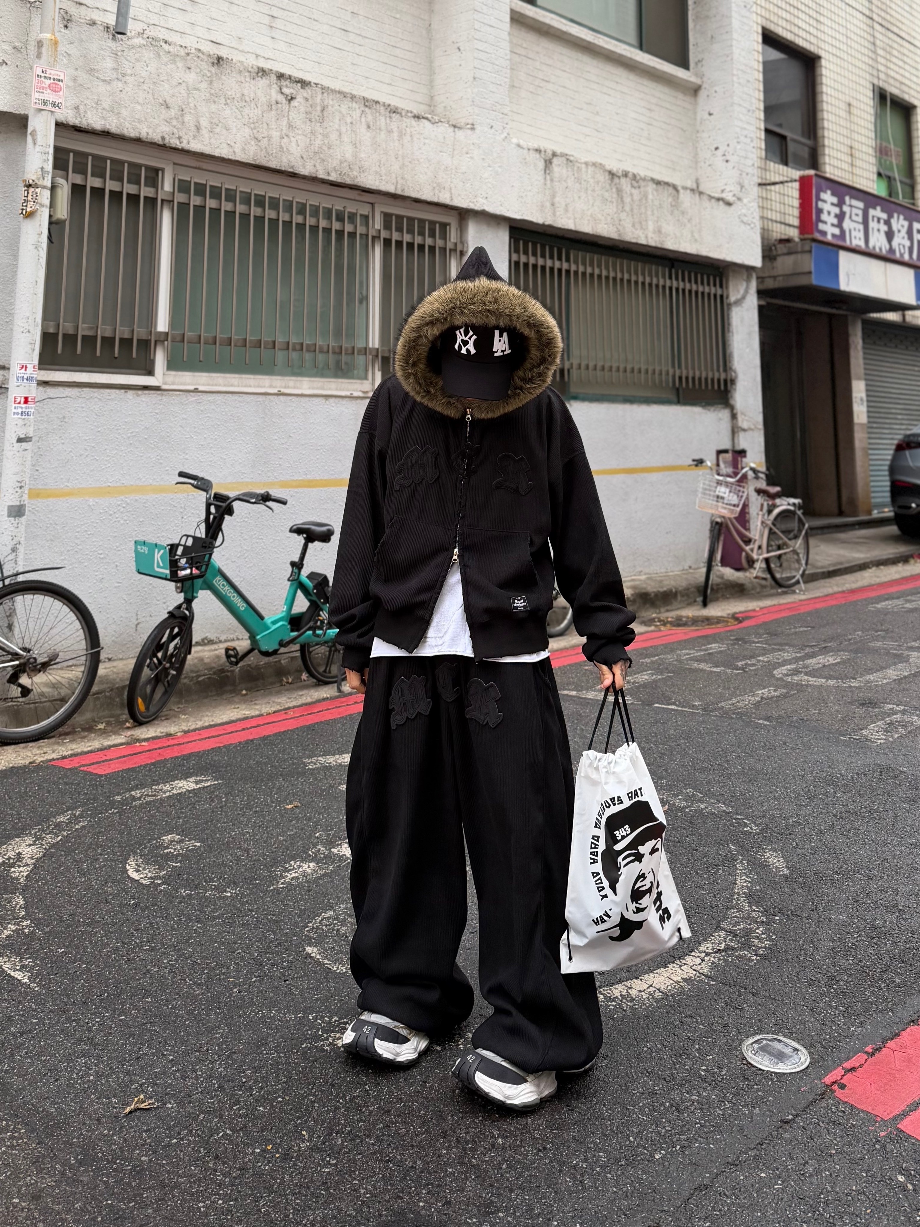 Balenciaga Cargo Sneakers Grey Black Yellow 착용 스타일 - 3