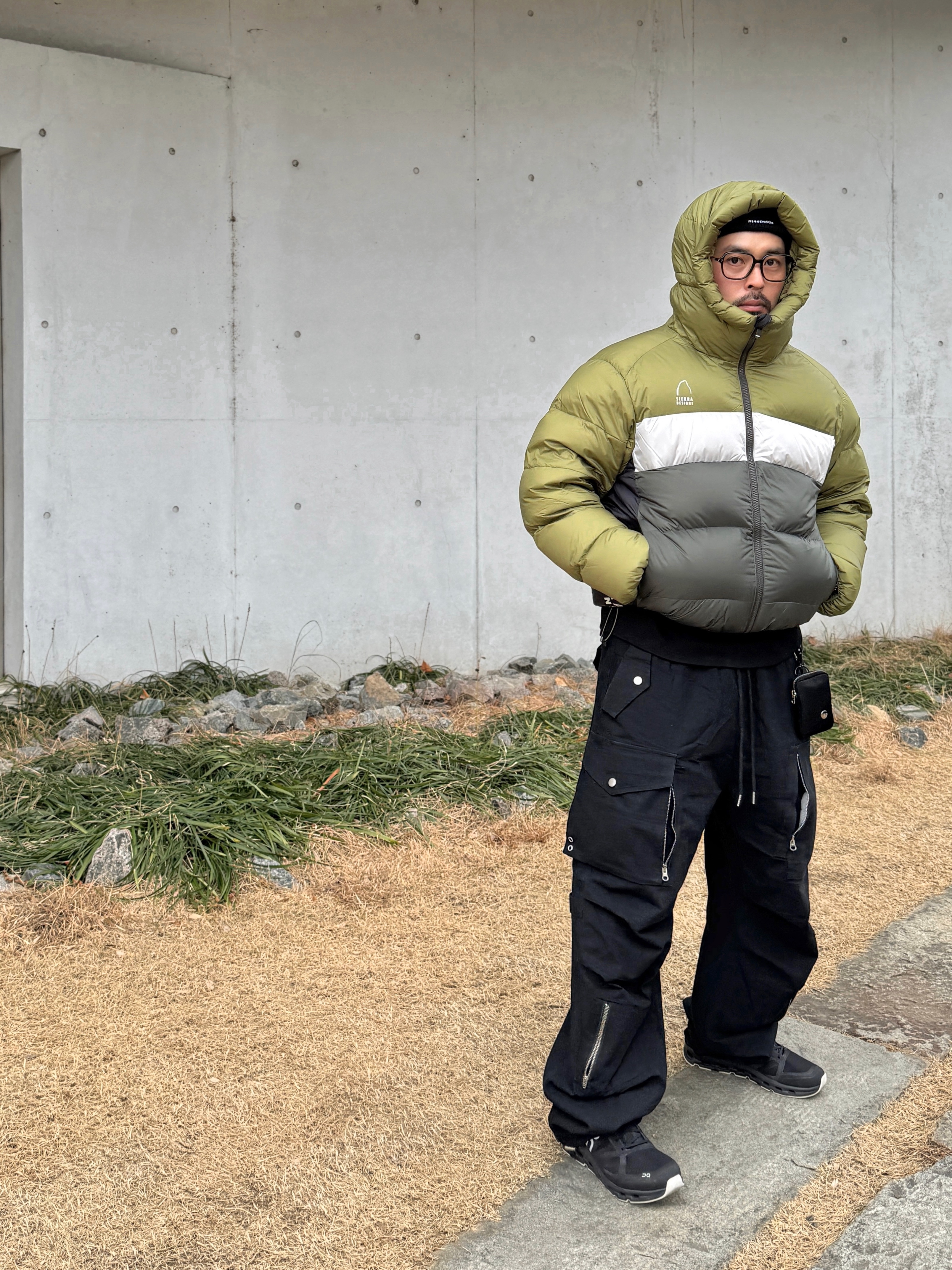 Flavorism Ripstop Parachute Cargo Pants Black, On Running x Sail Racing Cloud Regatta Bull White 착용 스타일 - 2