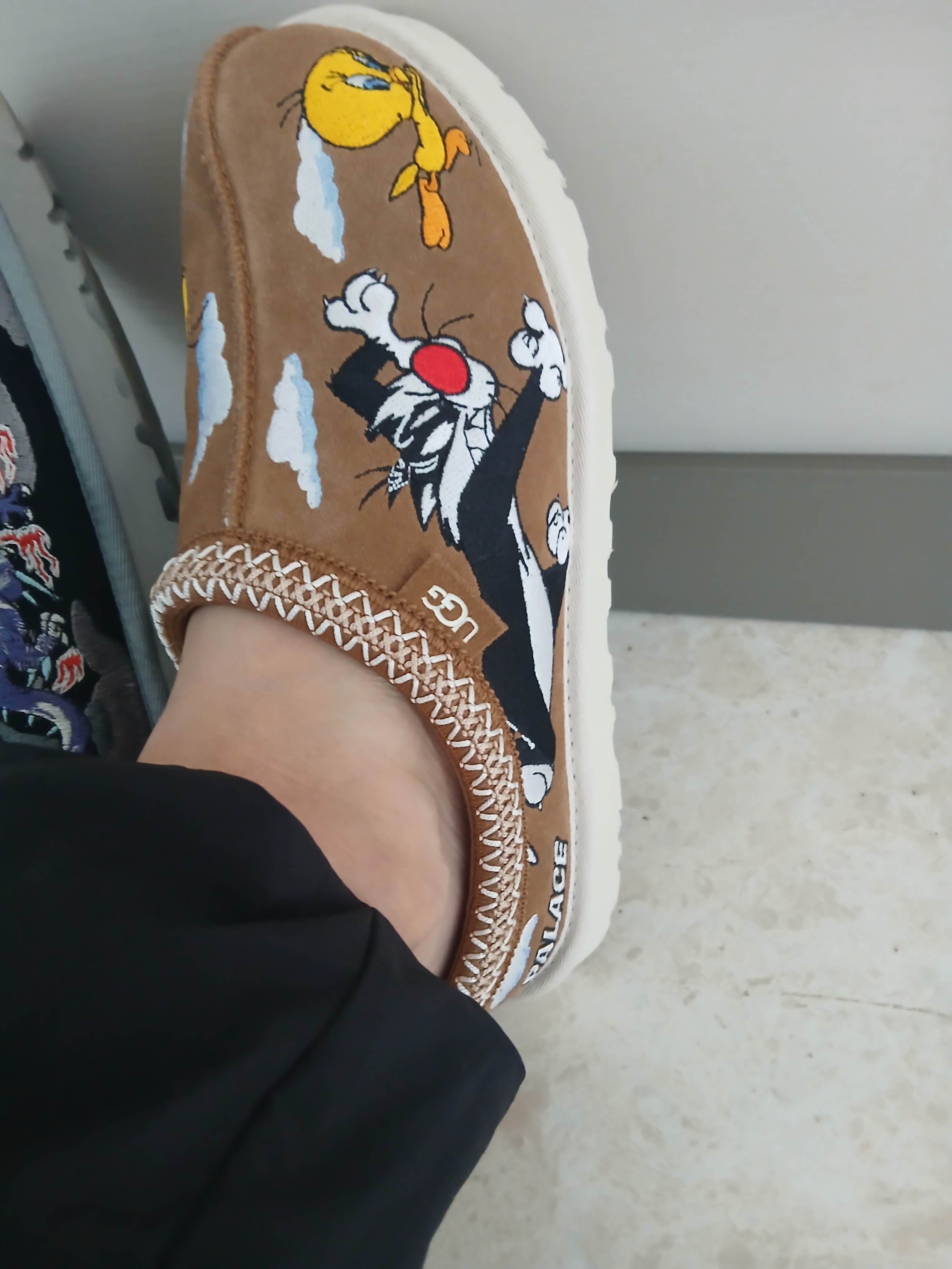 Nike x Stussy Stone Washed Fleece Pants Dark Cinder (FN5235-261), UGG x Palace x Looney Tunes Tasman Slipper Chestnut 착용 스타일 - 4