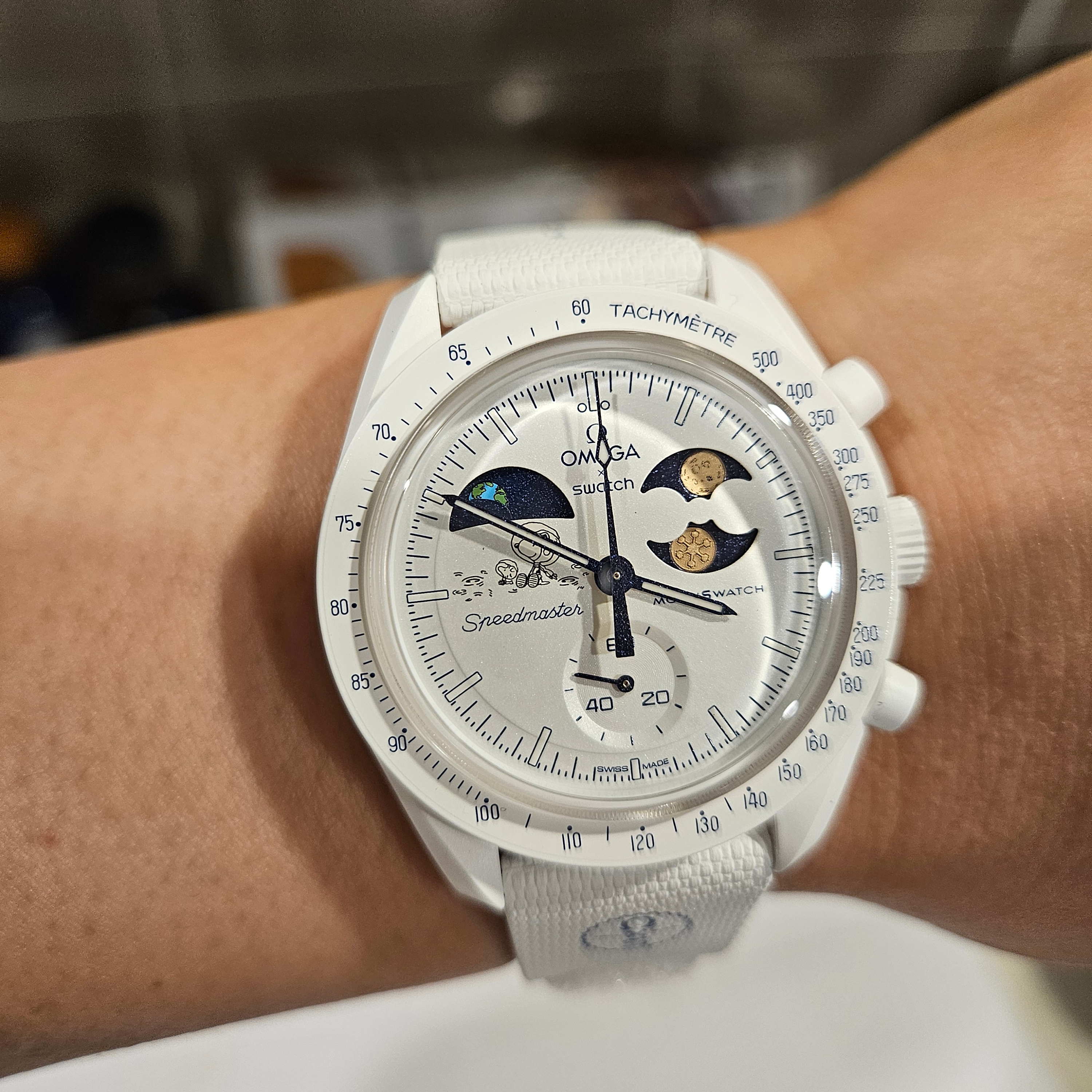Swatch x Omega x Snoopy Bioceramic Moonswatch Mission To The Earthphase 42mm Moonshine Gold Cold Moon 착용 스타일 - 6