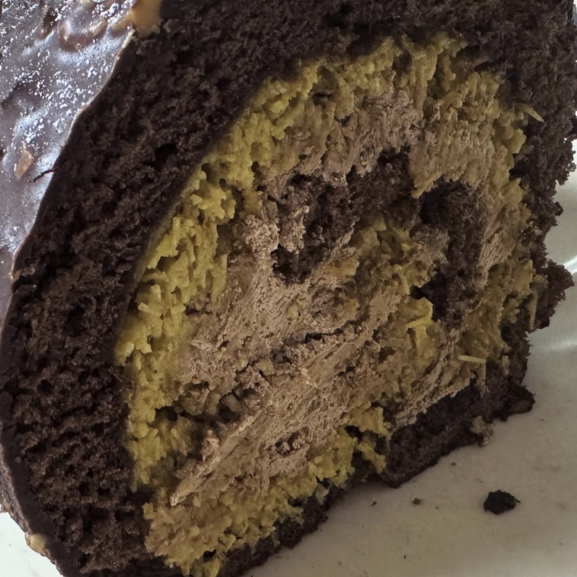 [KREAM 단독] tongtonge Dubai Style Chocolate Roll Cake 착용 스타일