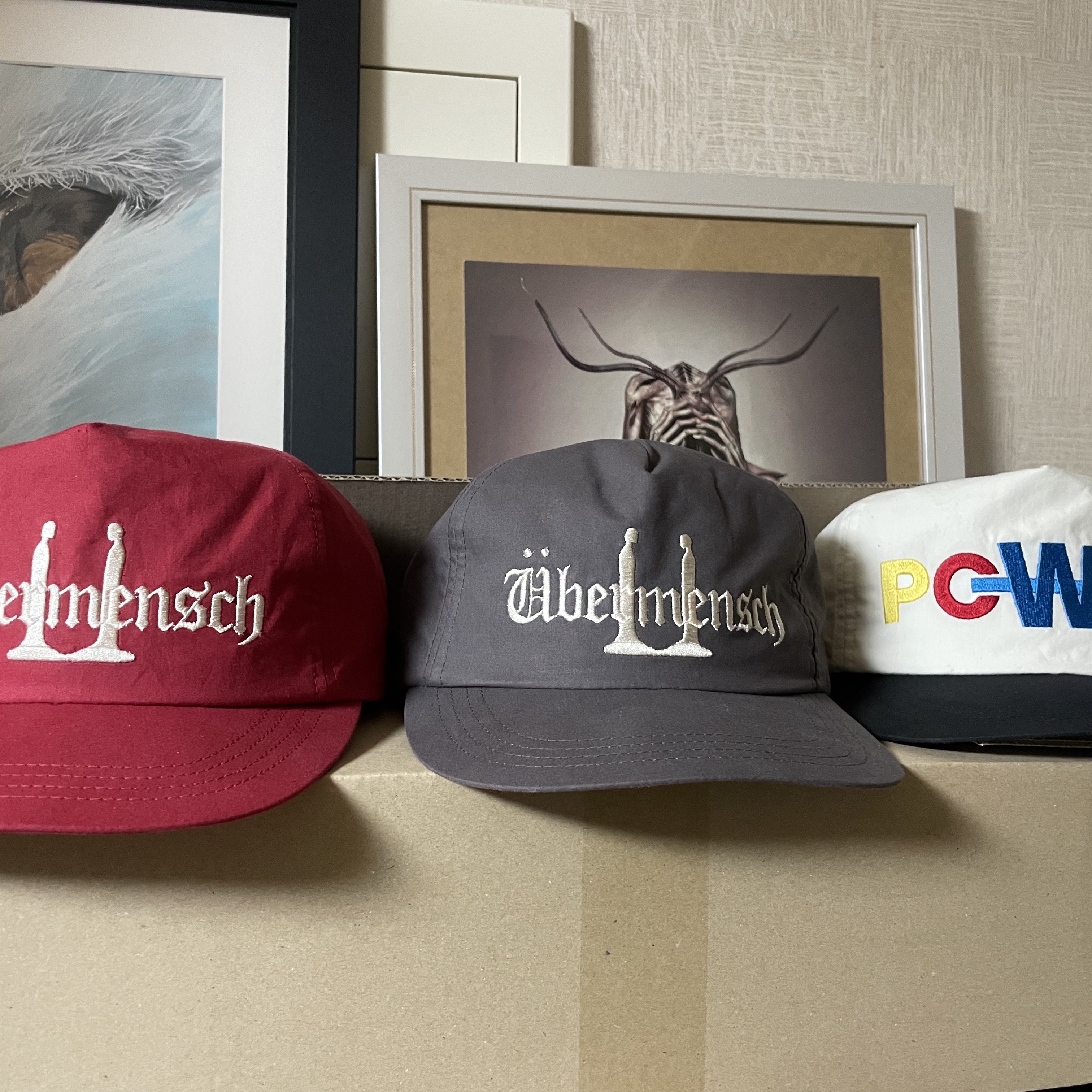 G-DRAGON Ubermensch Cap Burgundy, G-DRAGON Power Ball Cap White 착용 스타일 - 4