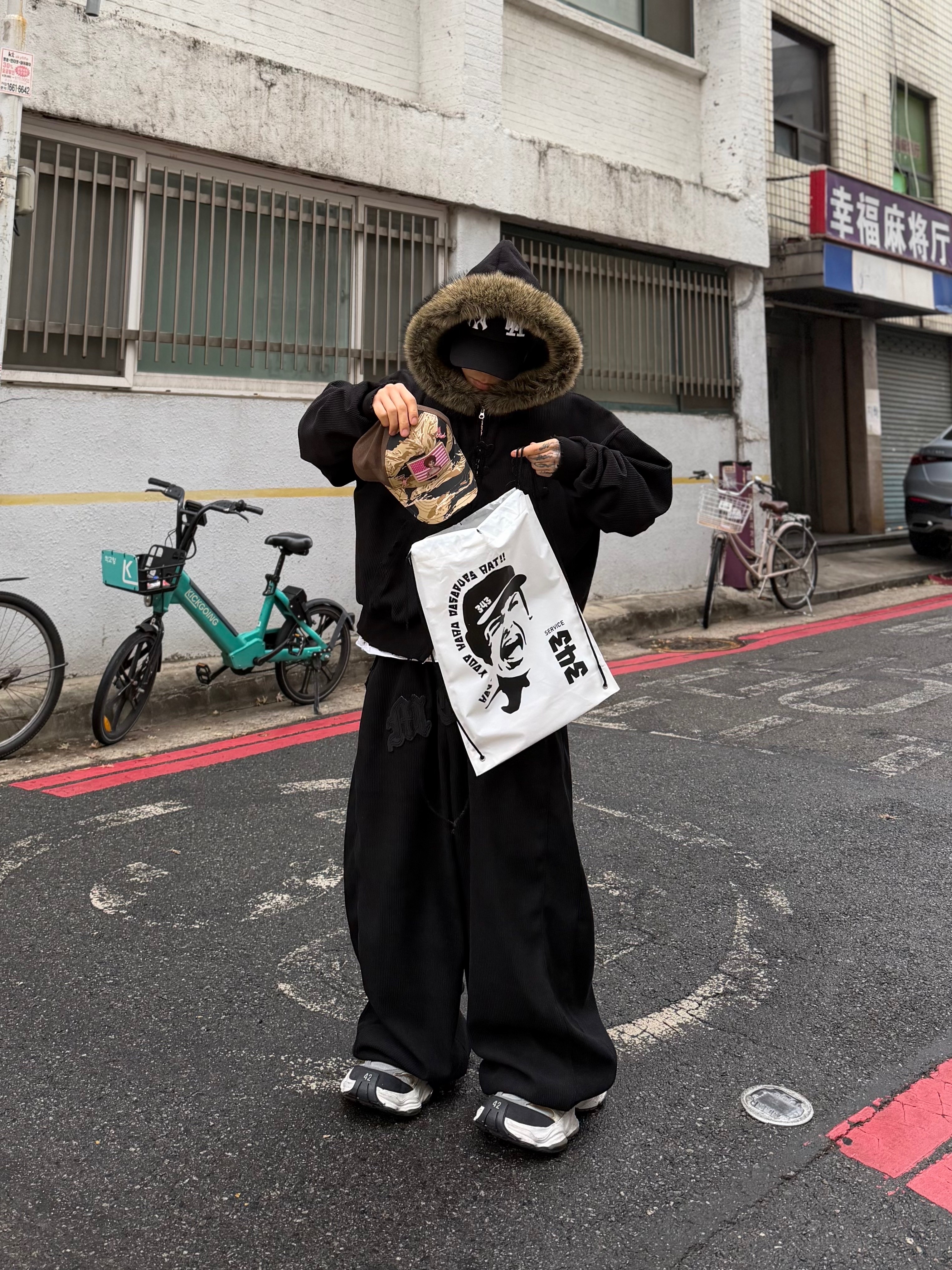 Balenciaga Cargo Sneakers Grey Black Yellow 착용 스타일 - 2