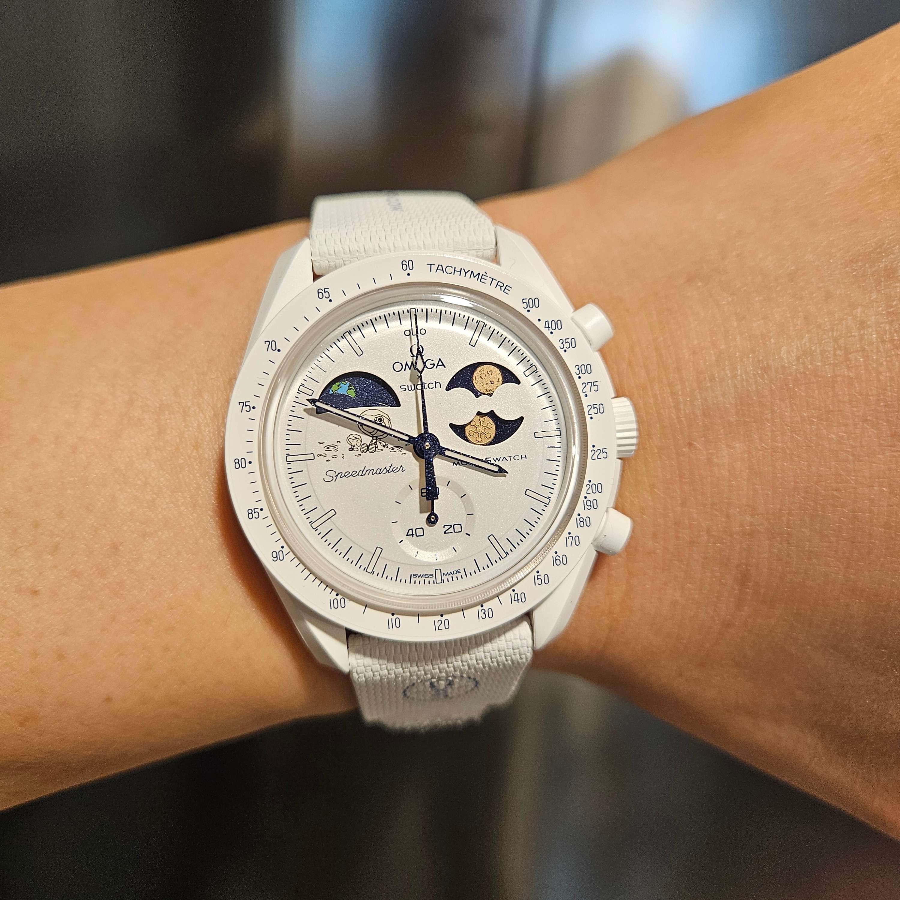 Swatch x Omega x Snoopy Bioceramic Moonswatch Mission To The Earthphase 42mm Moonshine Gold Cold Moon 착용 스타일 - 10