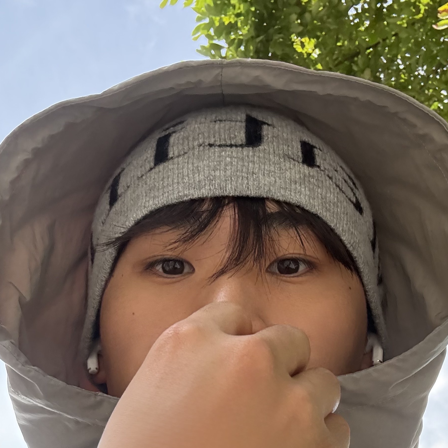 Matin Kim Logo Jacquard Short Beanie Grey 착용 스타일 - 1